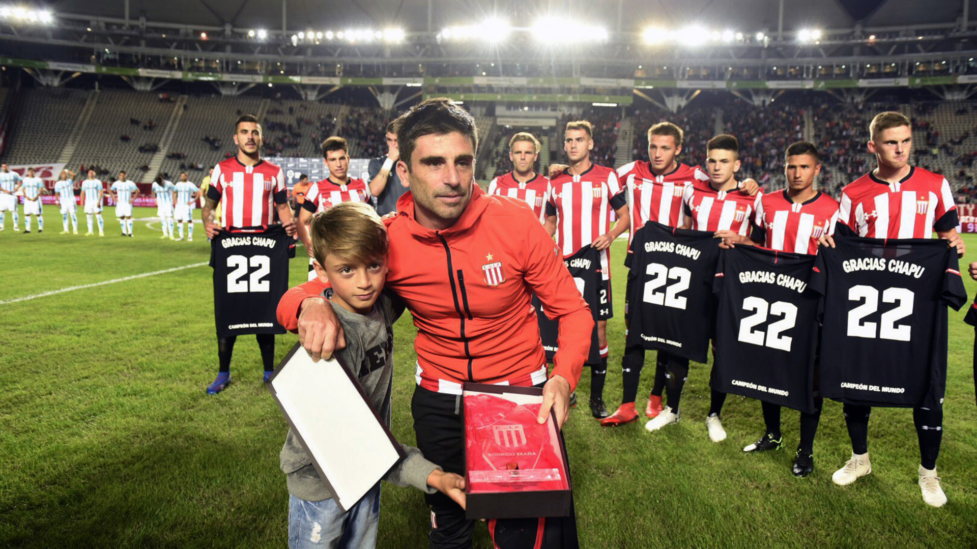 El homenaje a Rodrigo Braña durante la ida de los octavos de final de la Copa de la Superliga ante Racing (Foto Baires)