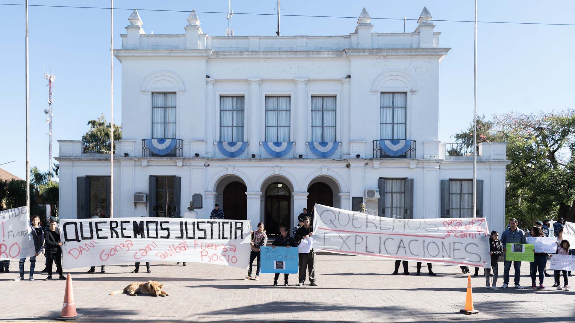 De espalda a la Municipalidad, familiares y amigos del colegio desplegaron las banderas: quieren justicia y explicaciones (Fotos Adrián Escandar)