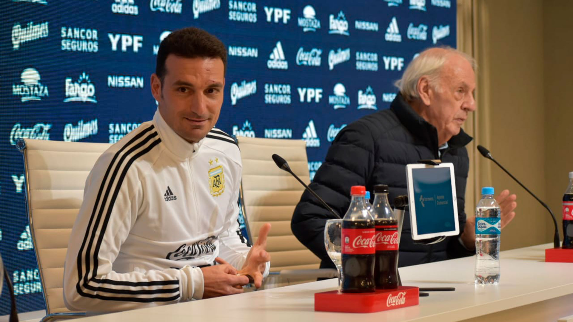 Menotti acompañó a Scaloni en la conferencia de prensa (@Argentina)
