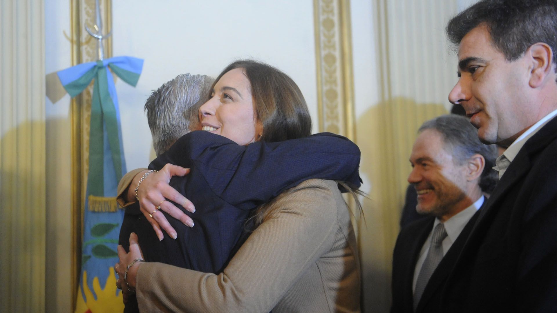 Torres recibe el saludo de la gobernadora María Eugenia Vidal ante la mirada de los ministros Ritondo y Ferrari