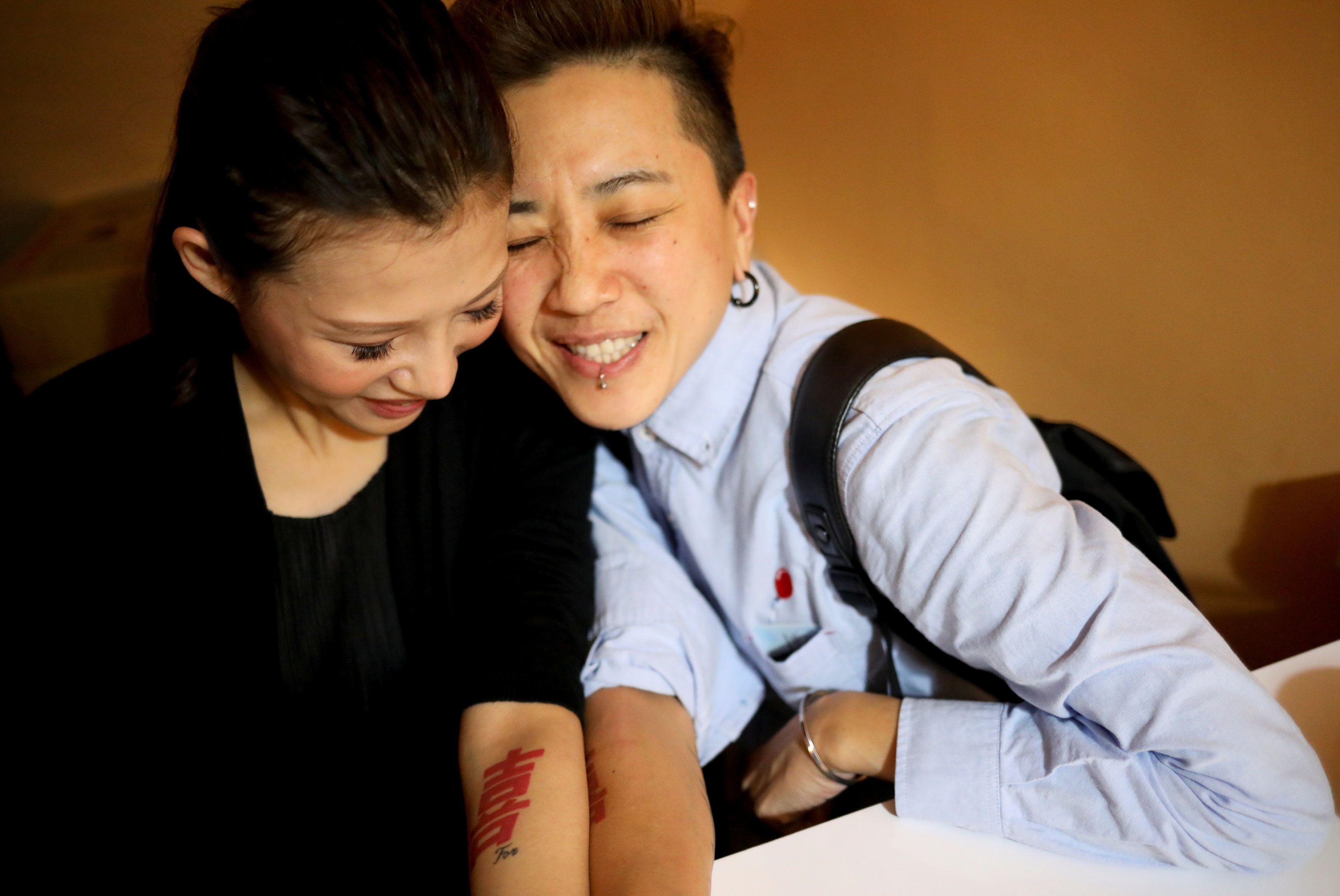 Una pareja de mujer celebra la medida. (REUTERS/Ann Wang)