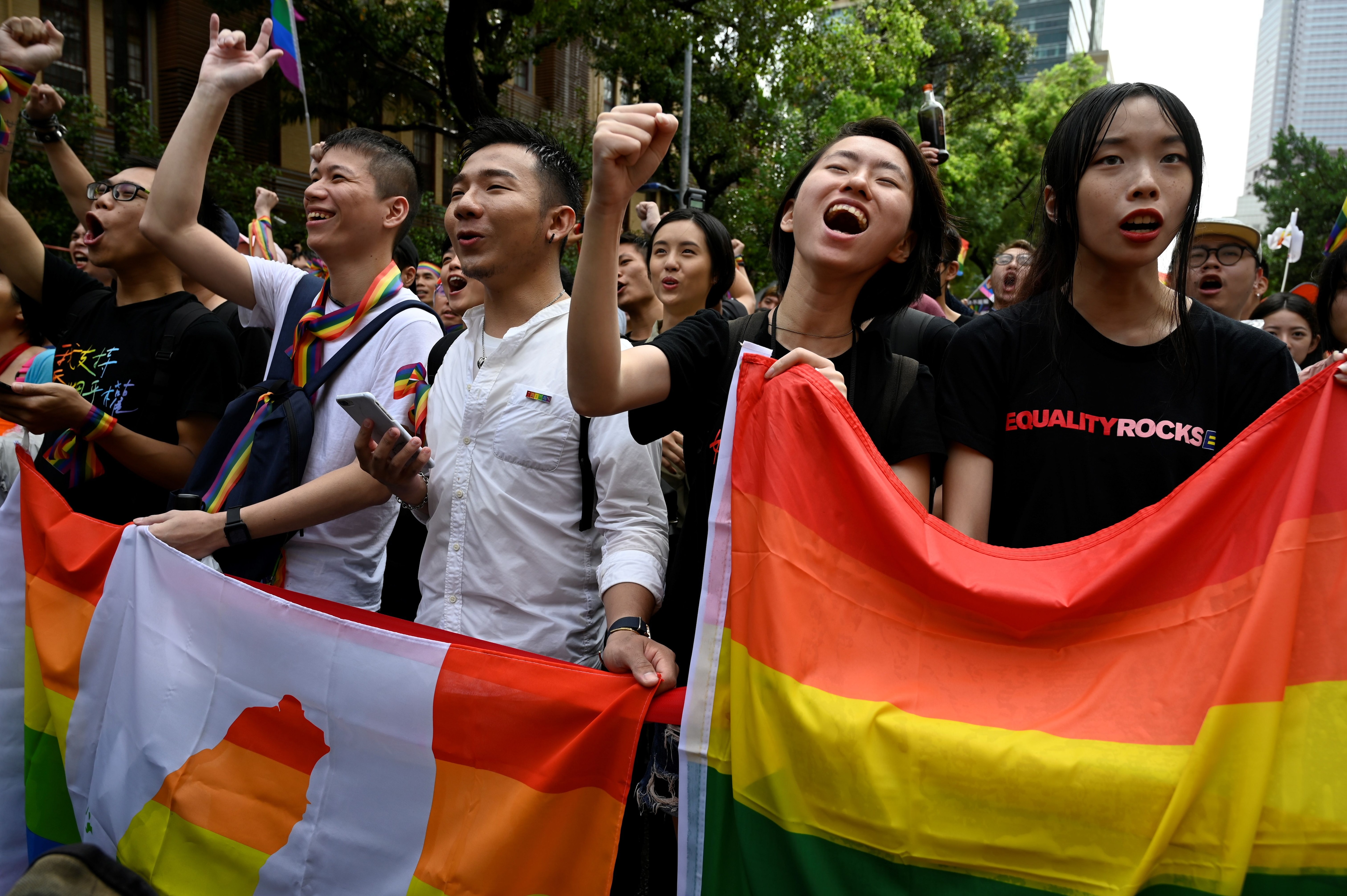 Partidarios del matrimonio entre personas del mismo sexo celebran en las calles de la capital asiática. (Photo by Sam YEH / AFP)