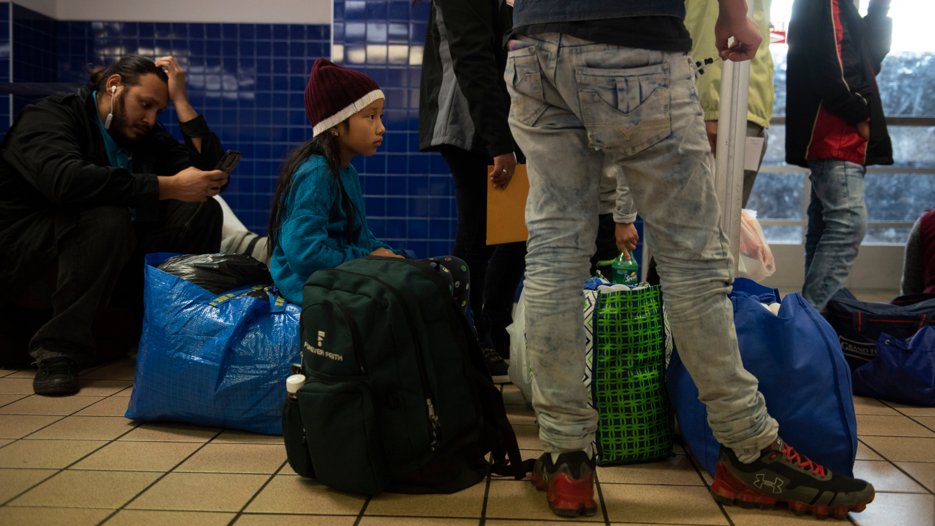 Solicitantes de asilo en la estación de autobuses de San Antonio, Texas. (Callaghan O’Hare para The New York Times)