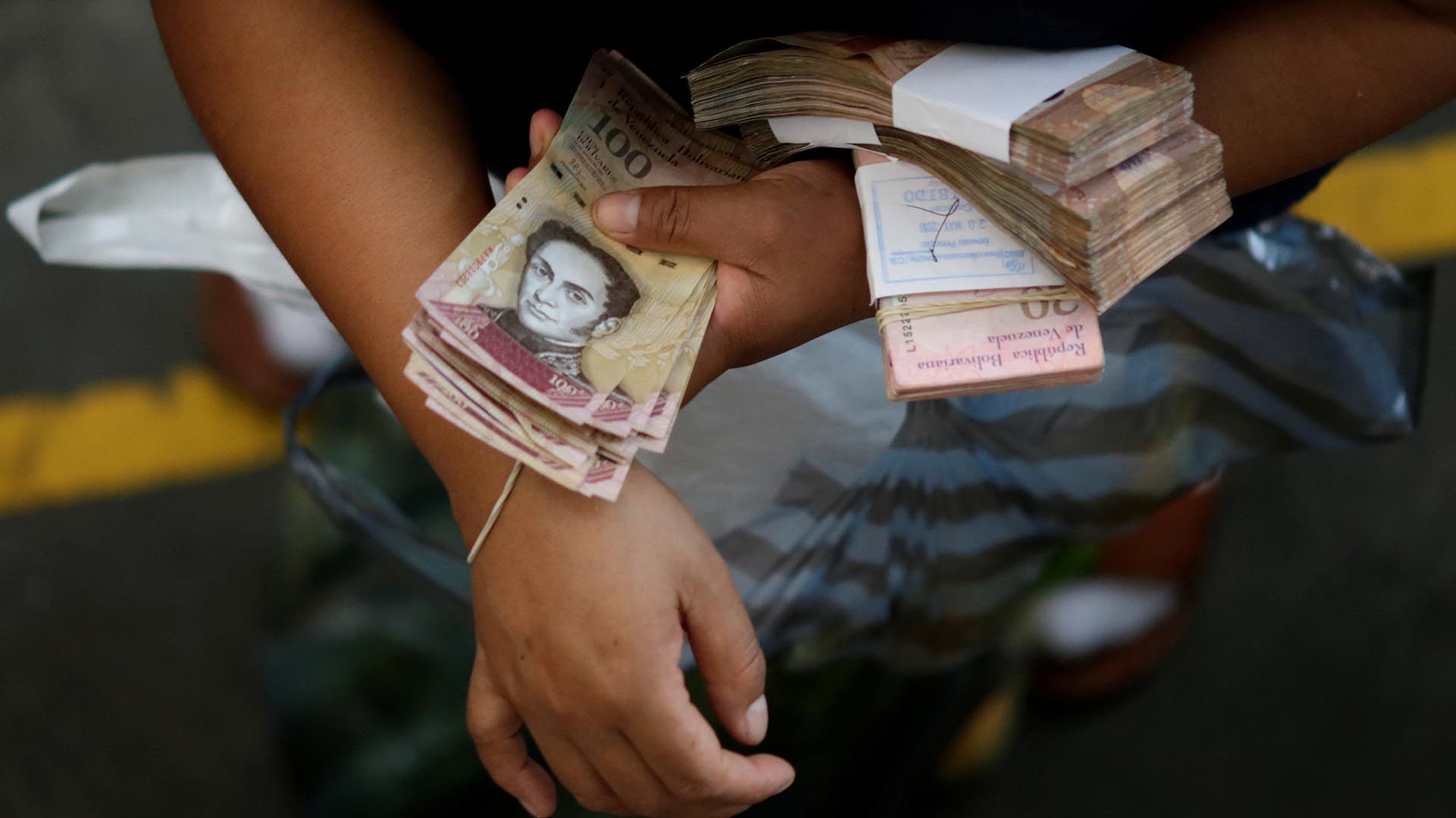 El bolívar venezolano atraviesa una inflación sin precedentes. (Reuters)