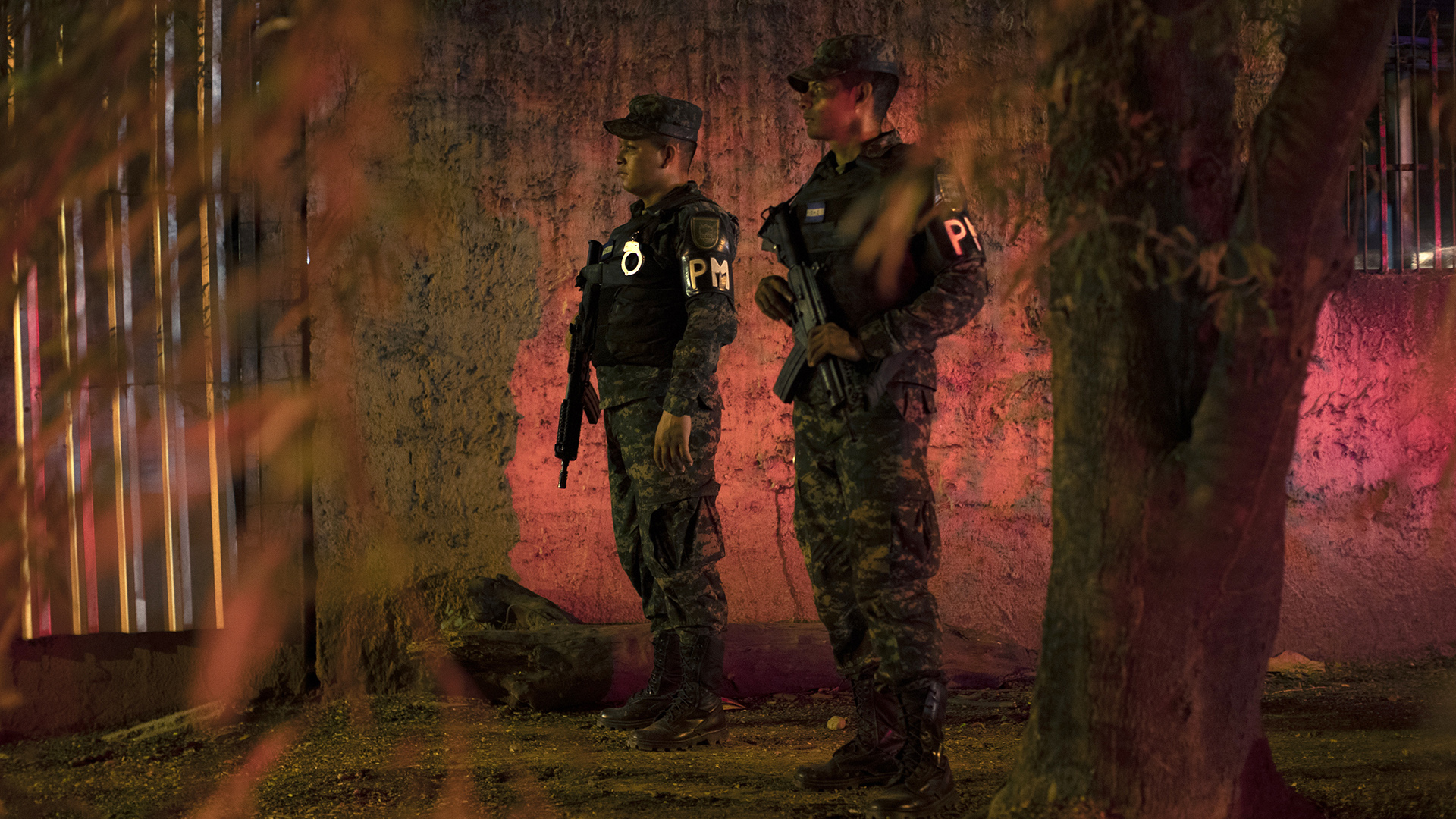 Agentes de policía patrullando en San Pedro Sula, Honduras Credit Tyler Hicks/The New York Times