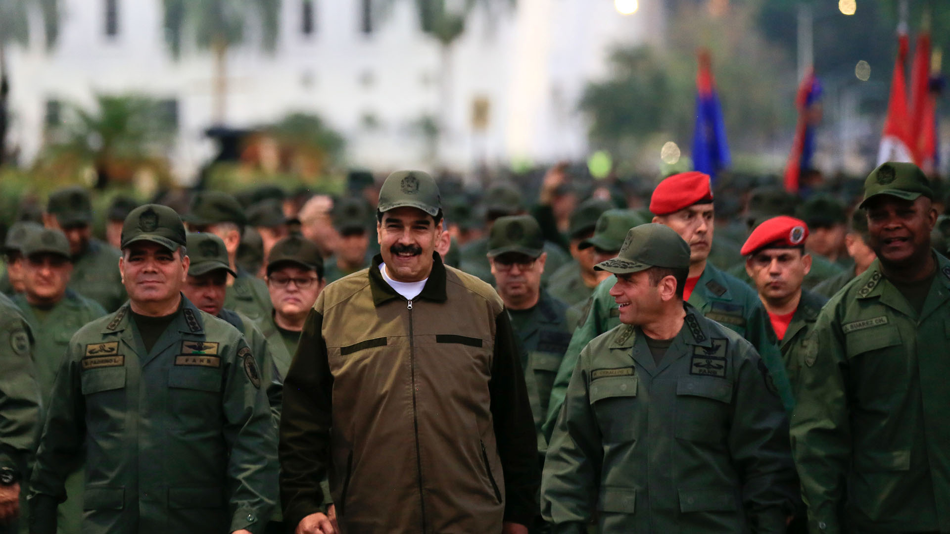 Nicolás Maduro con militares este jueves (REUTERS)
