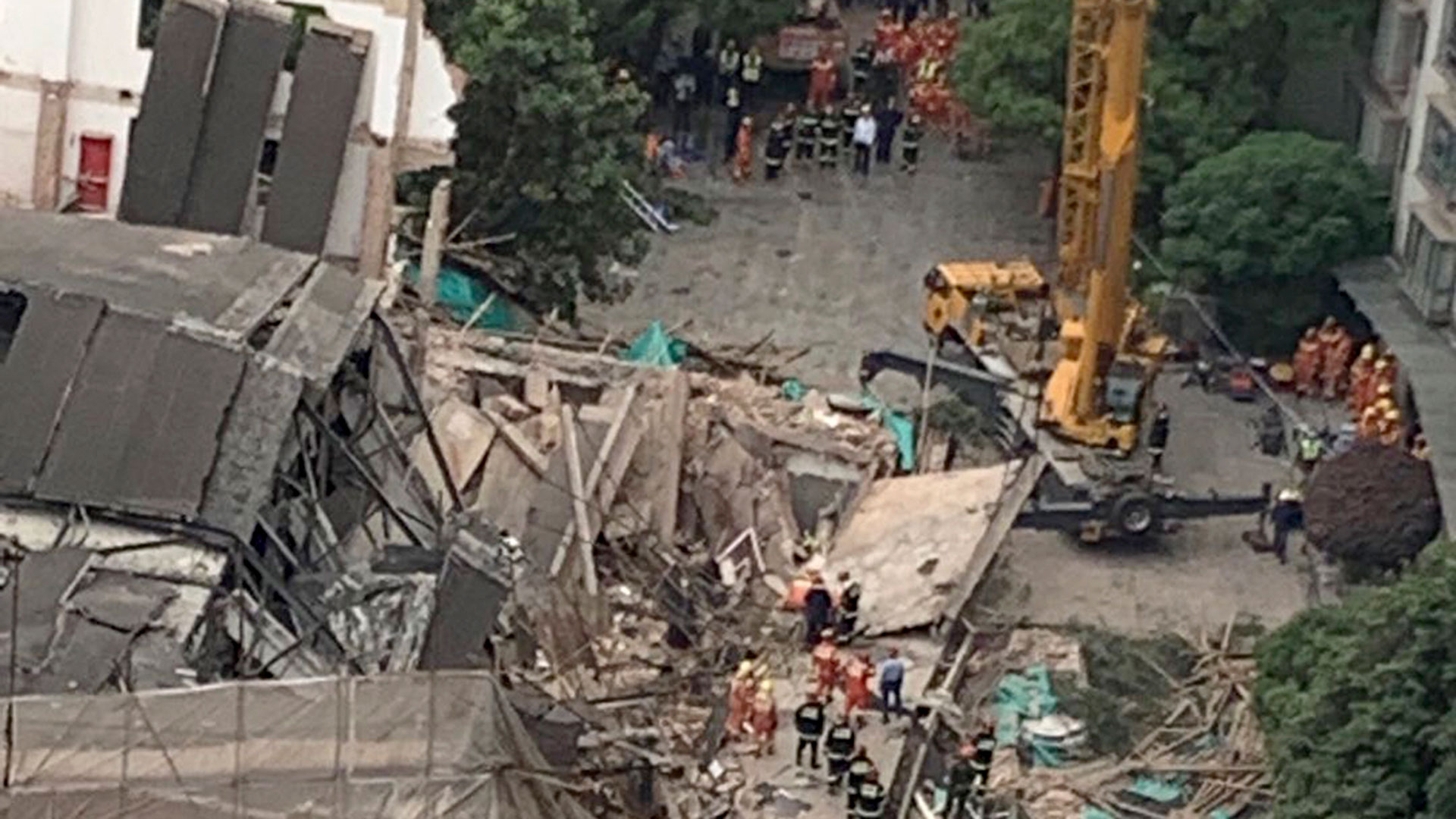 El edificio colapsado en Shanghai (AP)