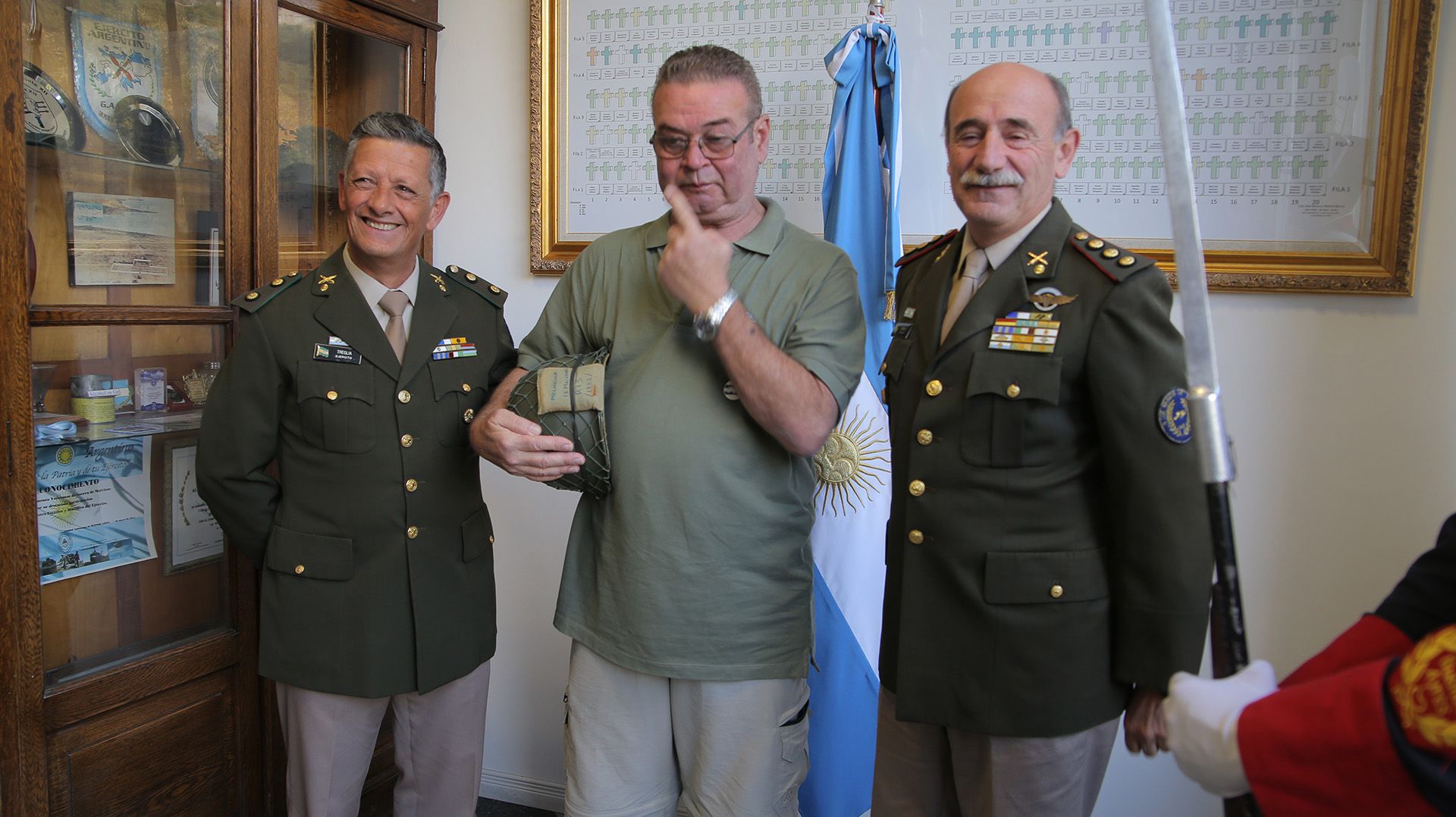 El jefe del Departamento de Veteranos de Guerra de Ejército, el coronel VGM Jorge Zanela (derecha) y su segundo, el teniente coronel VGM Martín Treglia, prendieron del pecho del veterano la medalla (Nicolas Tannchen)