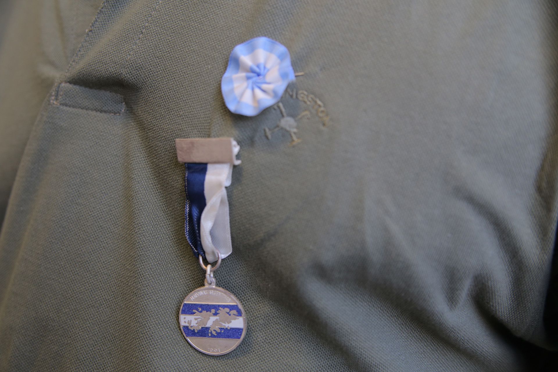 La medalla que recibió, a 37 años de la guerra (Nicolás Tannchen)