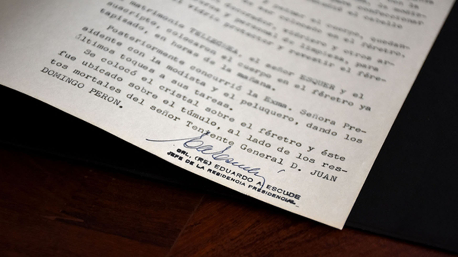 El coronel Eduardo Escudé firmó uno de los documentos oficiales tras asistir a todo el proceso de restauración del cadáver de Evita
