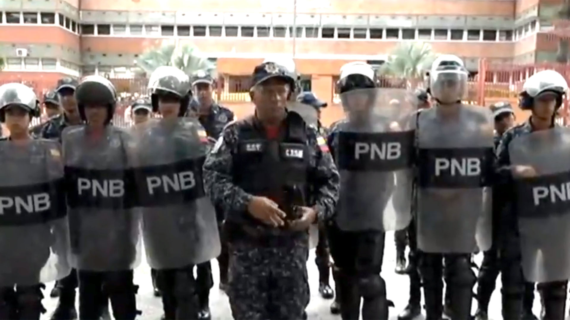 Efectivos de la Policía Nacional Bolivariana en las puertas del cuartel de San Bernardino, en Caracas