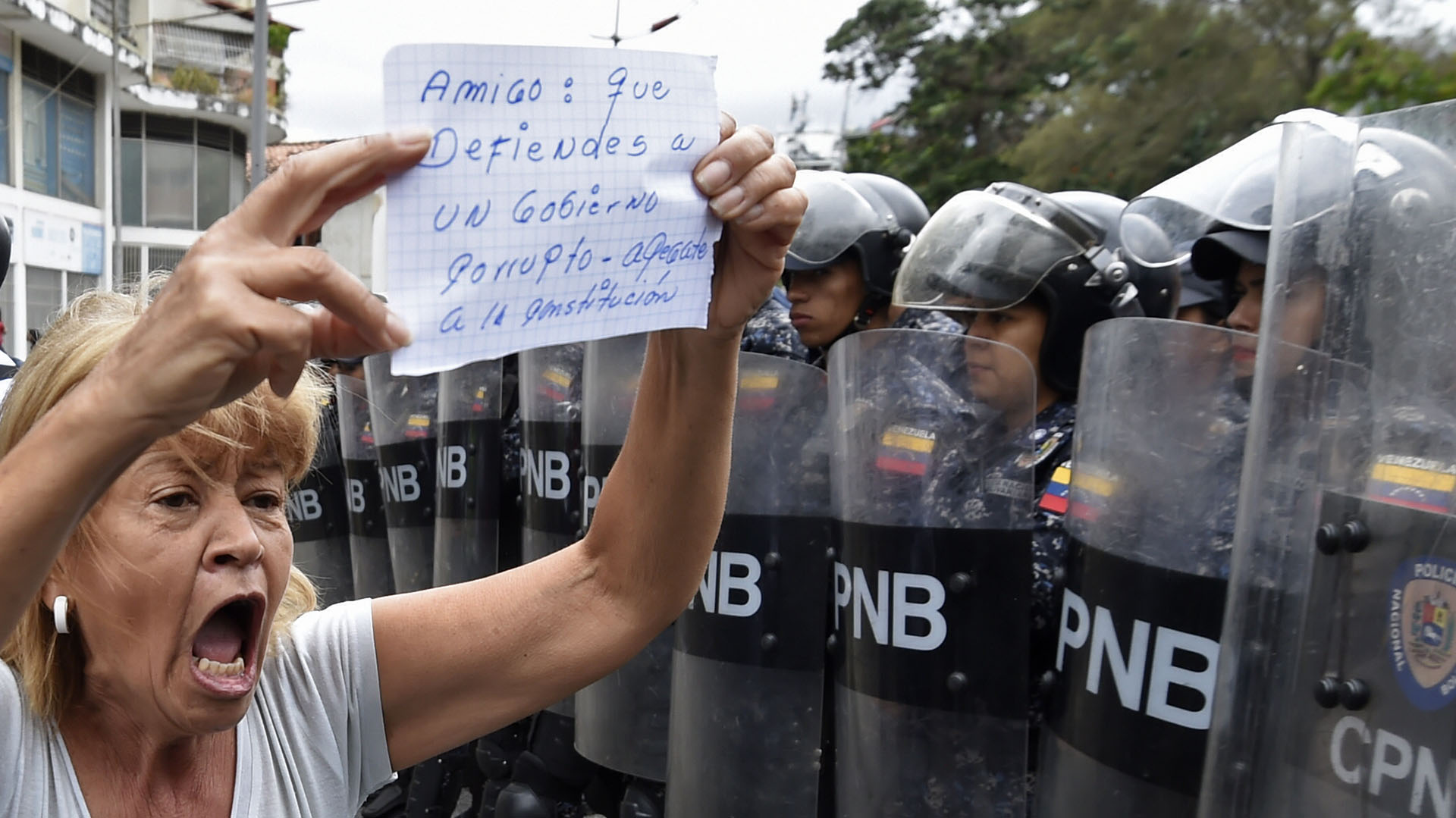 Los venezolanos piden a los militares que dejen de apoyar a Maduro (Photo by Juan BARRETO / AFP)