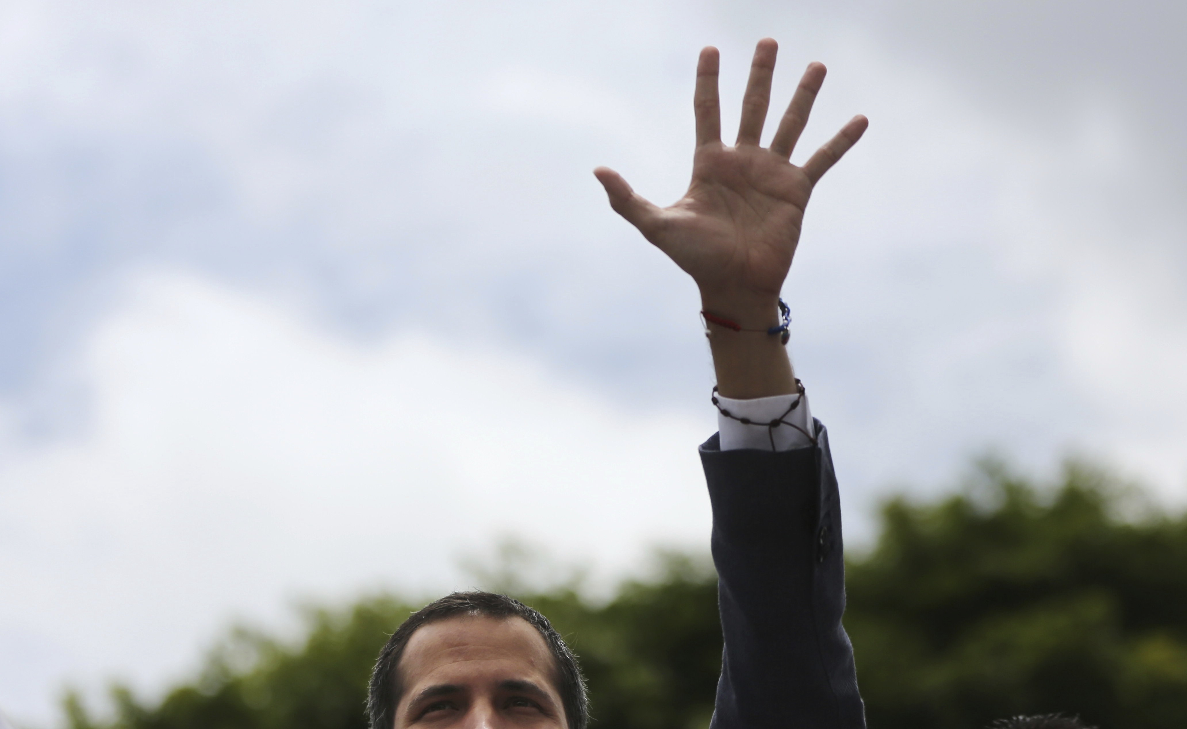 El líder opositor Juan Guaidó saluda a los simpatizantes durante una manifestación en Caracas el 11 de mayo (AP /Rodrigo Abd)