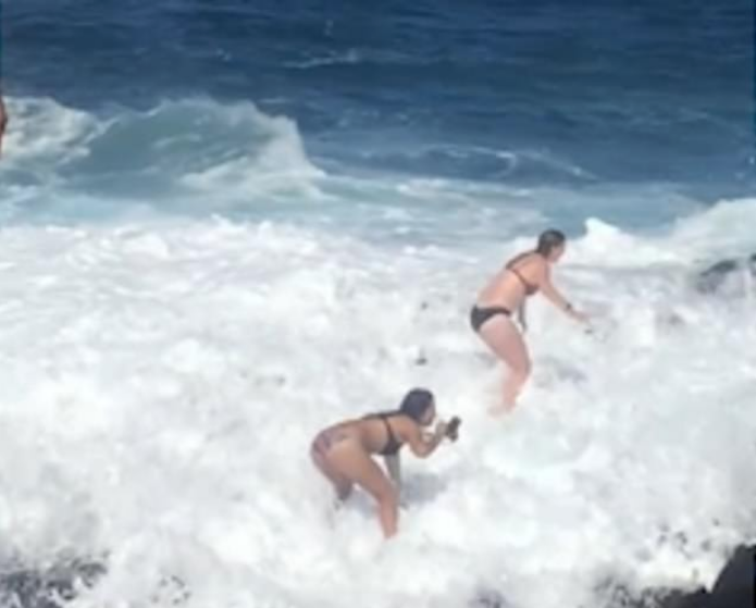La ola inesperada las tiró a las rocas ocasionándoles raspaduras pero nada de gravedad Foto: Captura de pantalla
