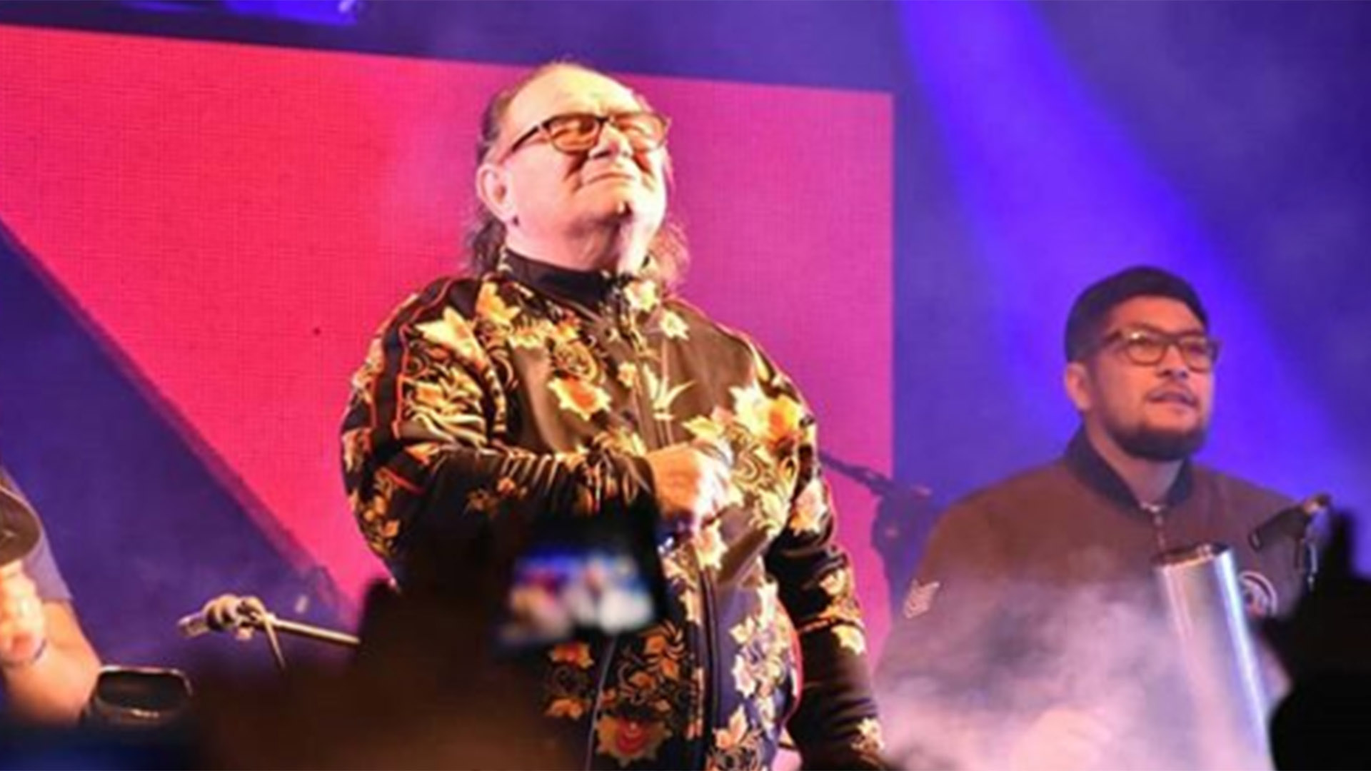 Juan Carlos “Banana” Mascheroni en el escenario, con su grupo de siempre: Los Del Fuego