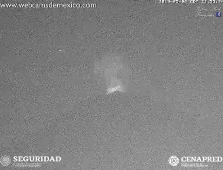 El Popocatépetl exhaló vapor de agua, gases y material incandescente en la madrugada de este martes (Foto: CENAPRED)