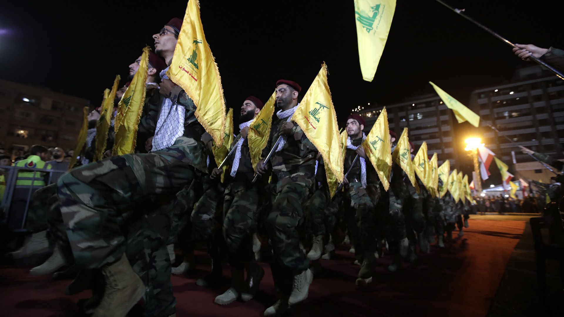 Combatientes del partido libanés chiíta Hezbollah desfilaron en un suburbio del sur de Beirut para conmemorar el Día Internacional de Al Quds (Jerusalén), el 31 de mayo de 2019 (Photo by Anwar AMRO / AFP)
