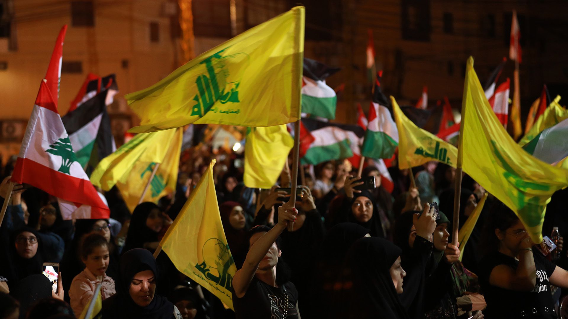 Simpatizantes libaneses del movimiento chiíta Hezbollah ondean banderas nacionales y del partido (amarillas), mientras marchan en un suburbio del sur de Beirut para celebrar el Día Internacional de Al Quds (Jerusalén) el 31 de mayo de 2019 (Photo by Anwar AMRO / AFP)