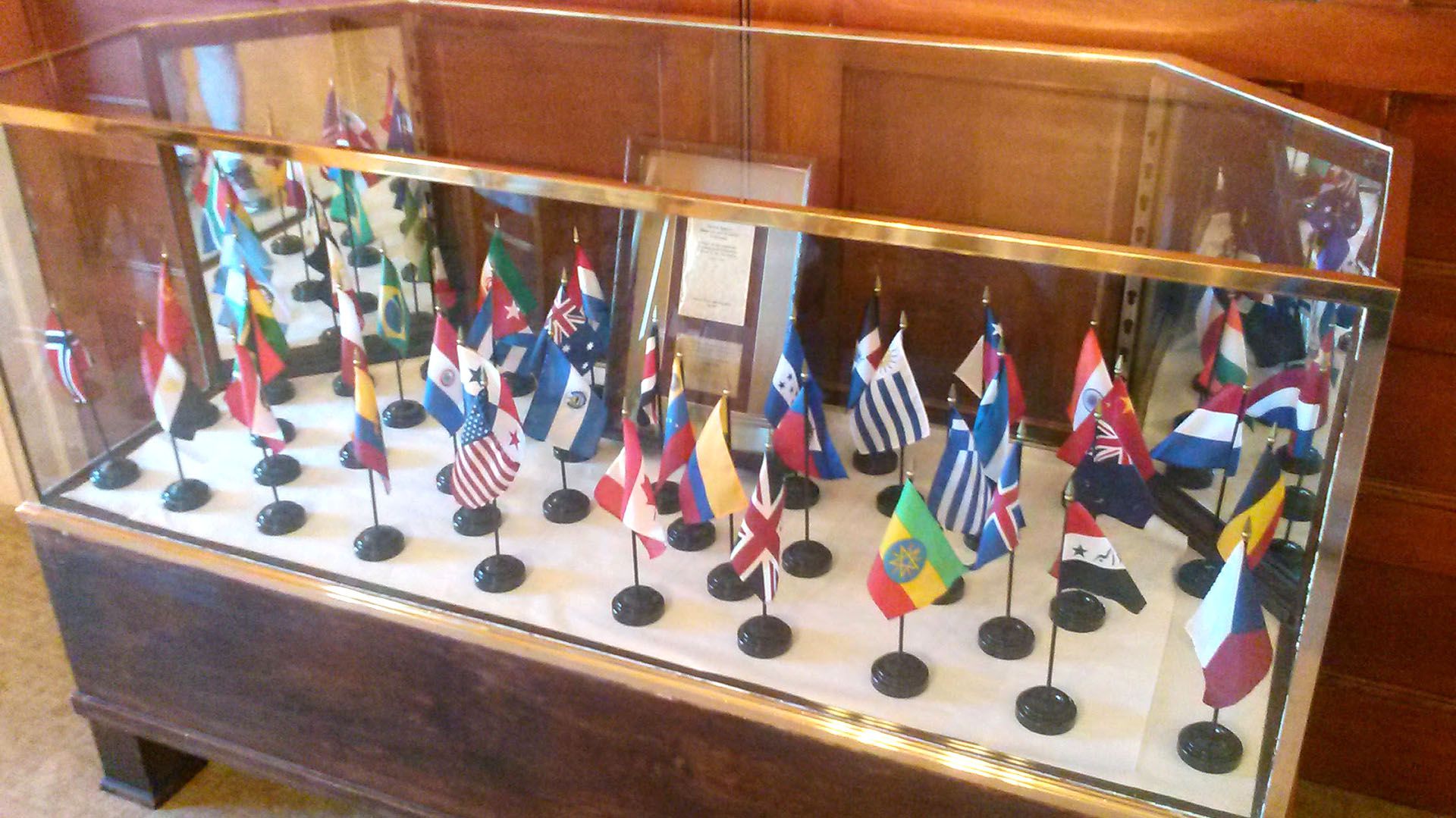 Las bandeas de los países que participaron de la Conferencia de Bretton Woods, en uno de los salones del hotel