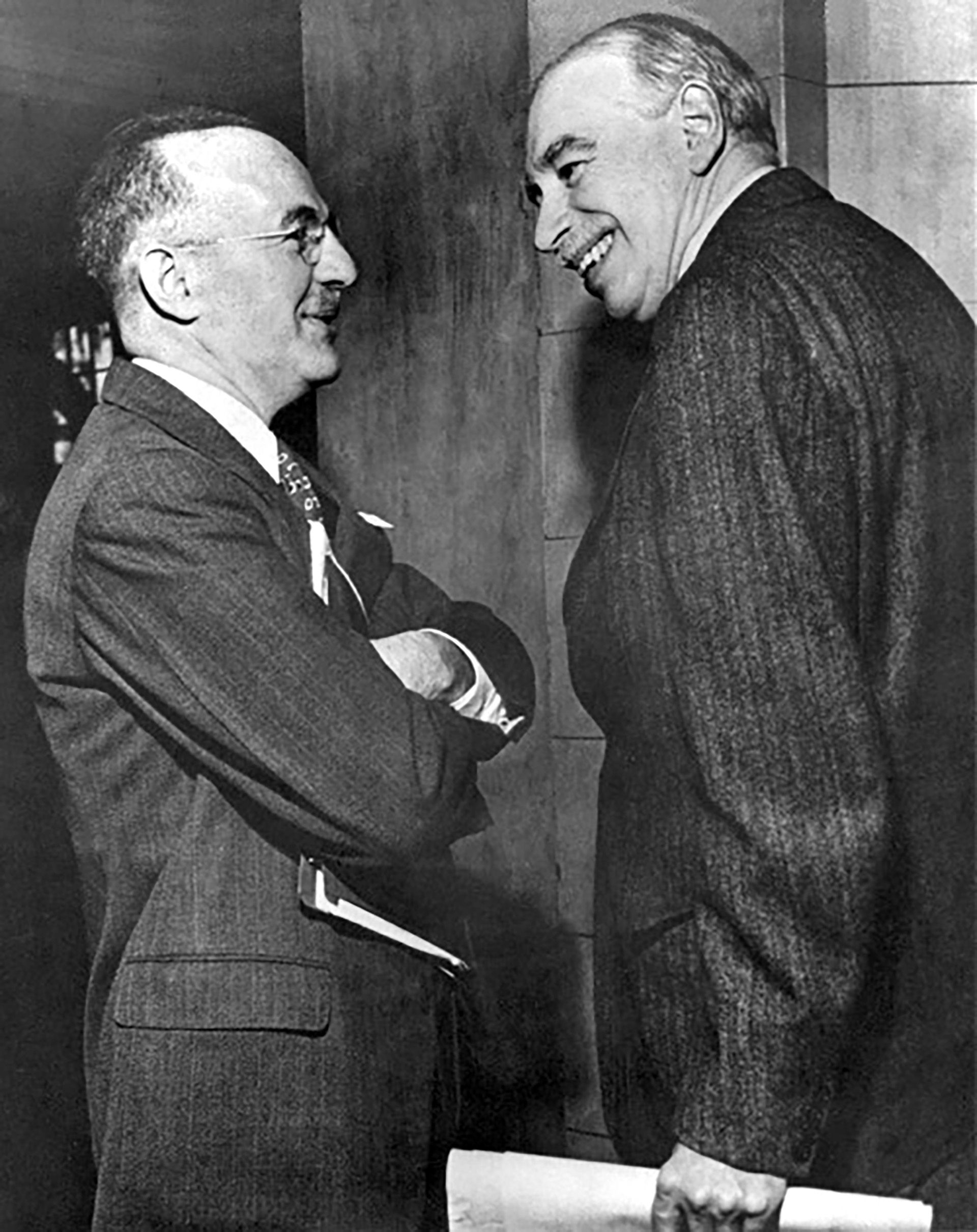 El secretario adjunto del Tesoro de Estados Unidos, Harry Dexter White (izq.) y John Maynard Keynes, asesor honorario del Tesoro del Reino Unido, en la reunión inaugural de la Junta de Gobernadores del FMI en Savannah, Georgia, el 8 de marzo de 1946 (FMI).