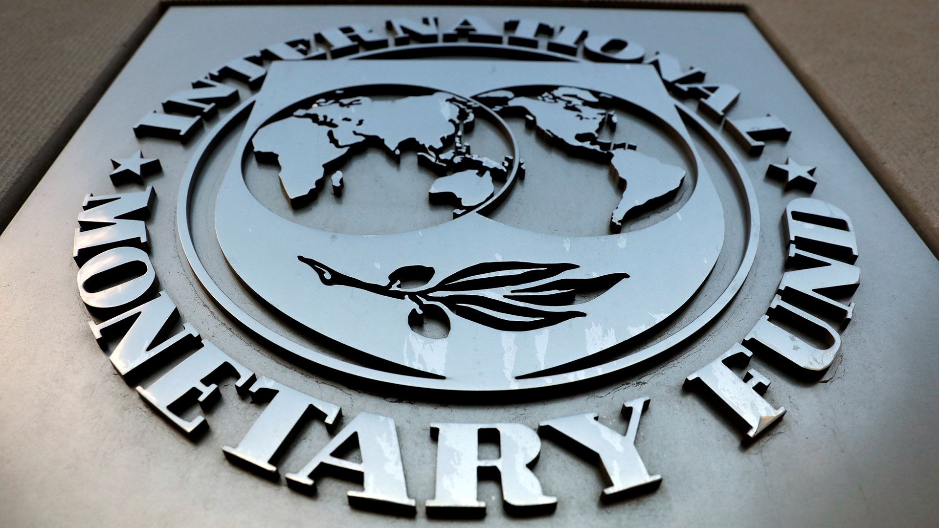 El logotipo del Fondo Monetario Internacional (FMI) fuera del edificio de la sede en Washington, Estados Unidos (REUTERS/Yuri Gripas)