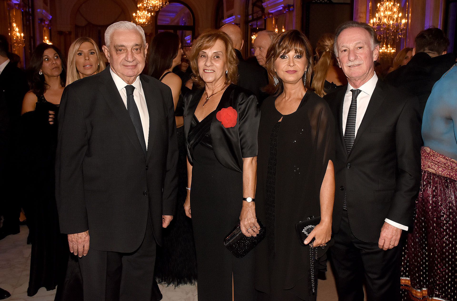 El presidente de la Bolsa de Comercio de Buenos Aires, Adelmo Gabbi, junto a Gustavo Weiss, titular de CAMARCO, y sus esposas