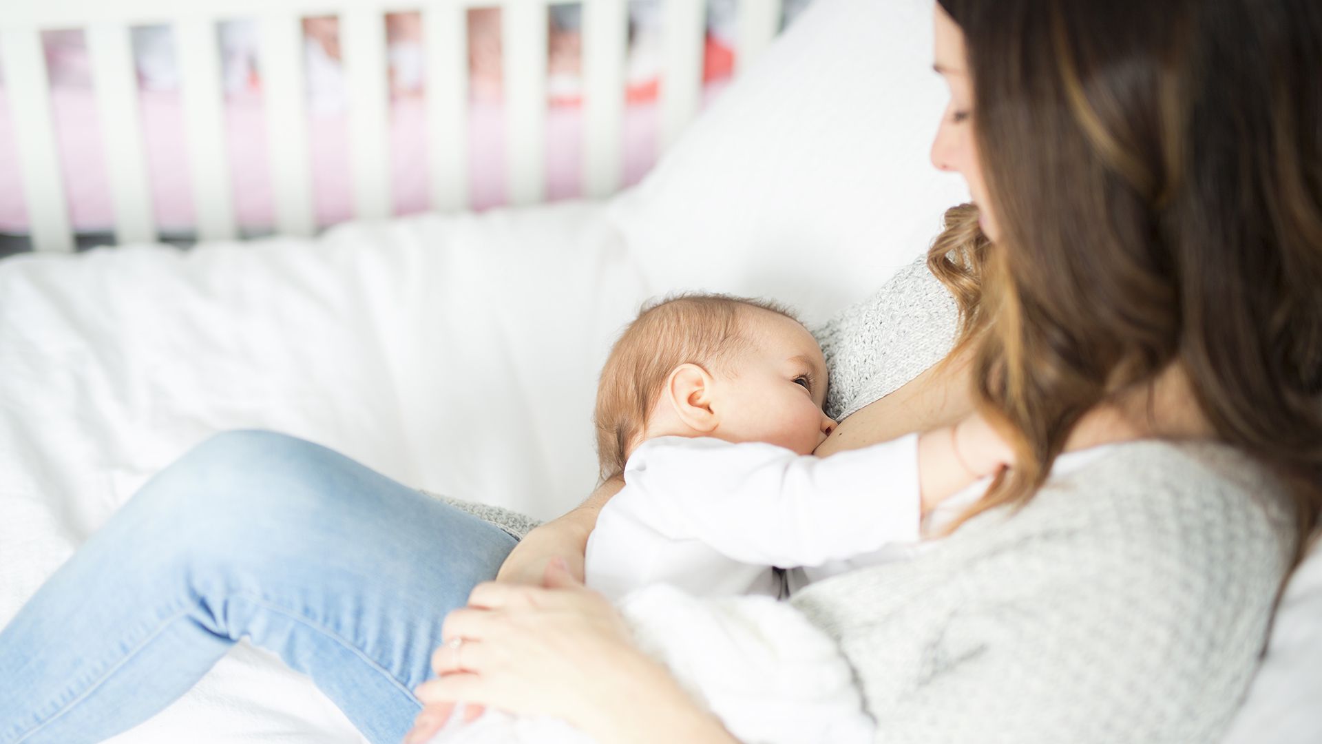 Mantener la lactancia materna es una de las recomendaciones para prevenir enfermedades en los más chicos (Shutterstock)
