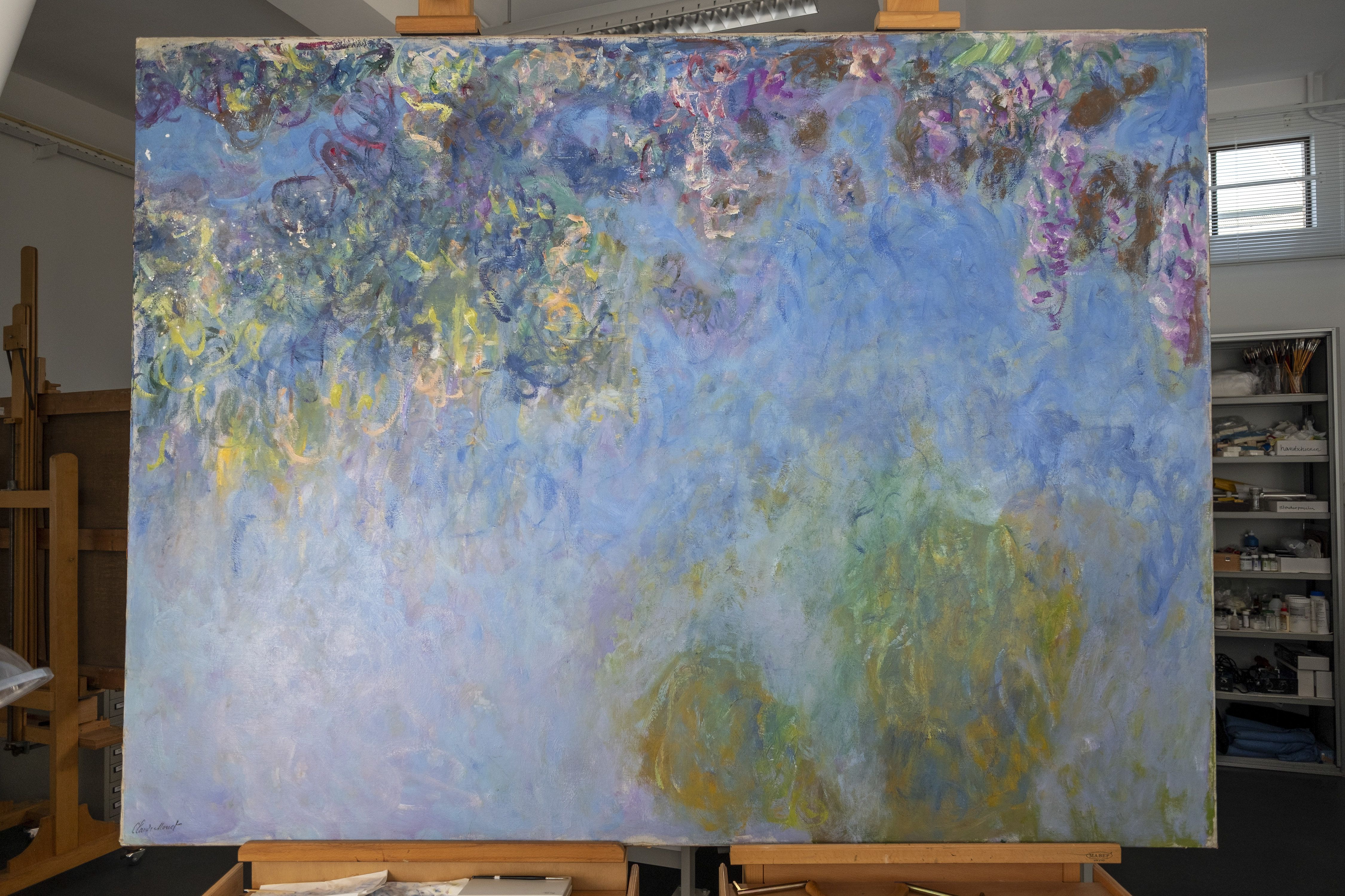 Se suponía que las pinturas de glicinias de la serie “Wisteria” de Monet serían la joya de la corona para una instalación enorme y continua de nenúfares. Sin embargo, cuando fueron donados al Estado francés en 1927, no fueron exhibidas como Monet lo había concebido. (Herman Wouters/The New York Times)