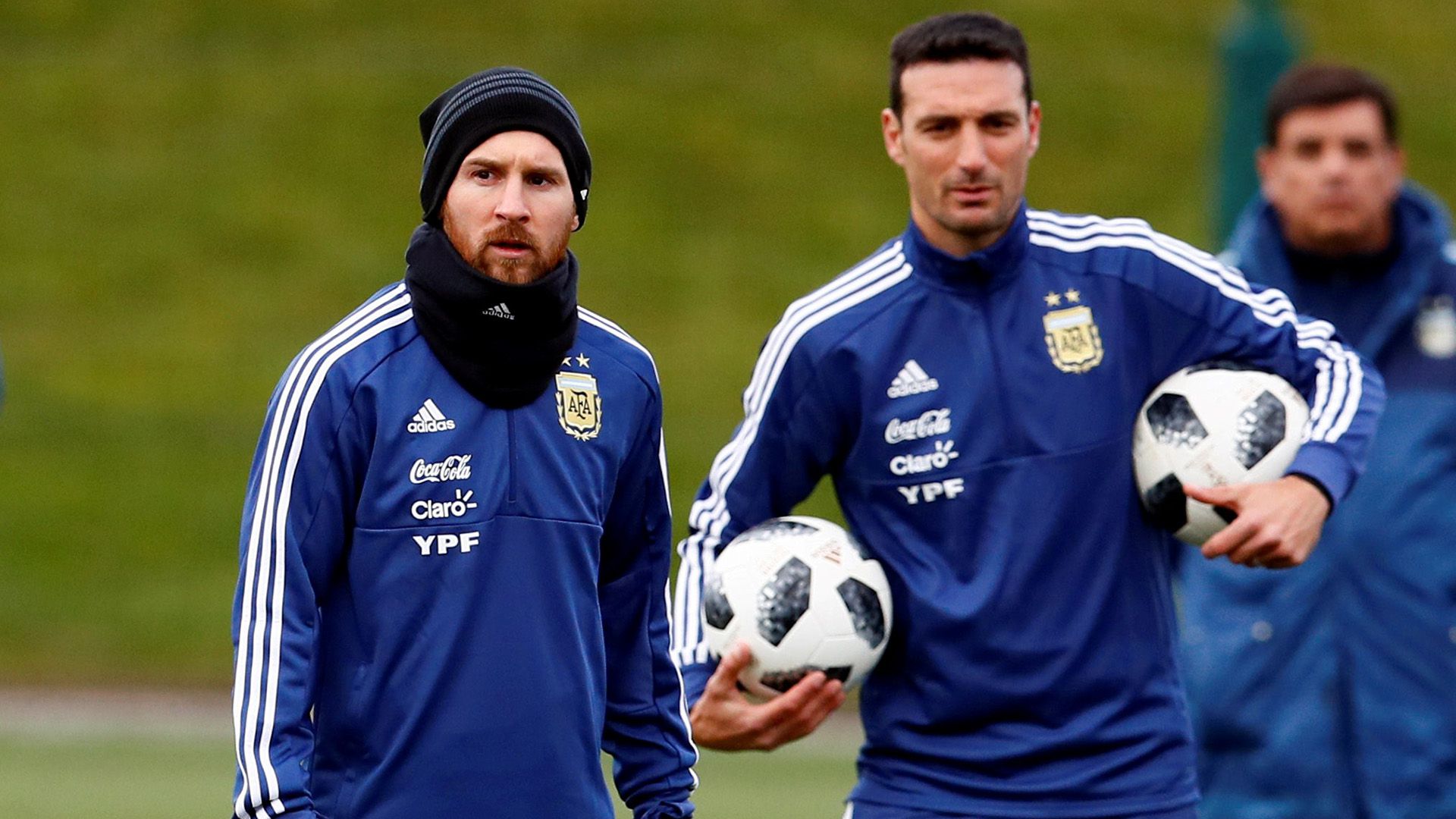 Lionel Messi y Lionel Scaloni, juntos en un entrenamiento de la selección argentina (Reuters)