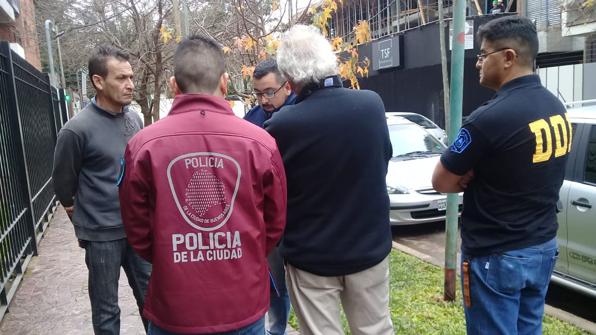 El momento de la detención del jubilado (de espaldas), en Vicente López