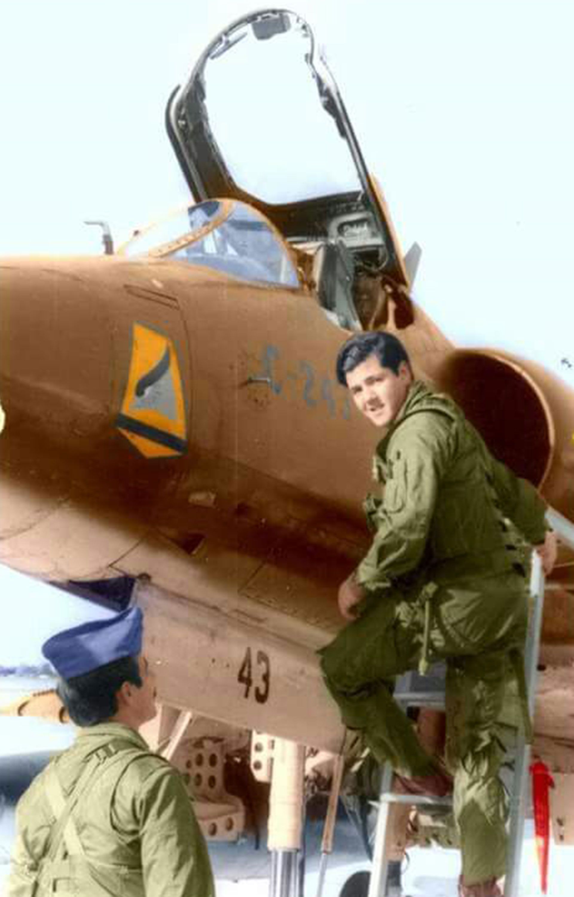 El 1er Teniente José Daniel Vázquez trepando a su Skyhawk tras ofrecerse como voluntario para una misión sumamente peligrosa. Tenía 30 años y acababa de ser padre por tercera vez.