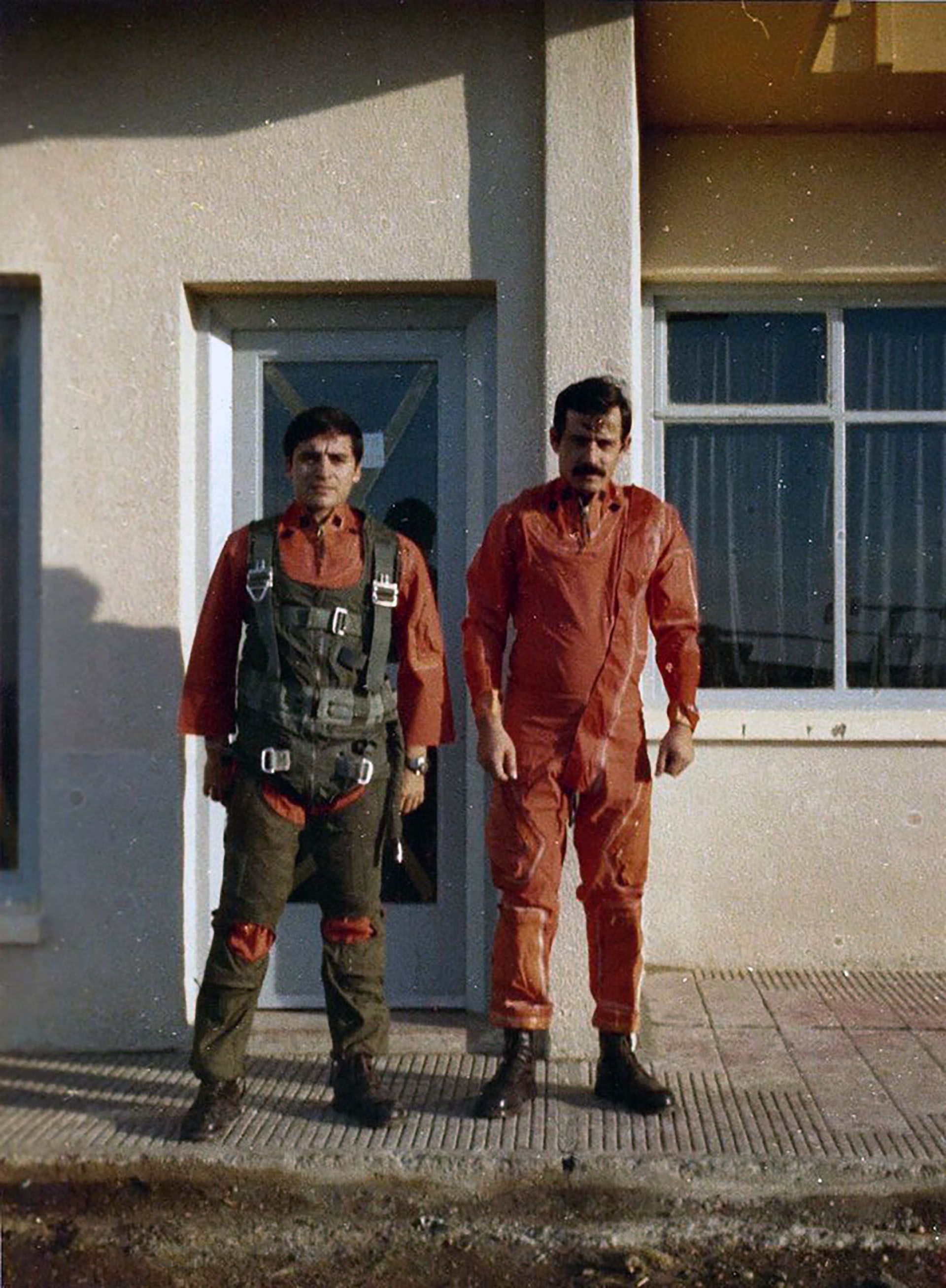 Jorge Isaac y su jefe, Ernesto Ureta, los dos sobrevivientes del audaz bombardeo aeronaval, a su regreso a la base de Río Grande.