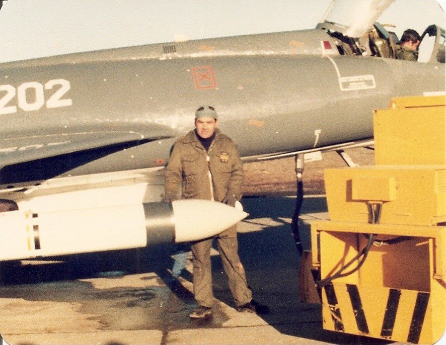 Uno de los técnicos de la Base de Río Grande junto al misil Exocet mientras el piloto Francisco pone en marcha el Super Étendard el día de la misión: 30 de mayo de 1982