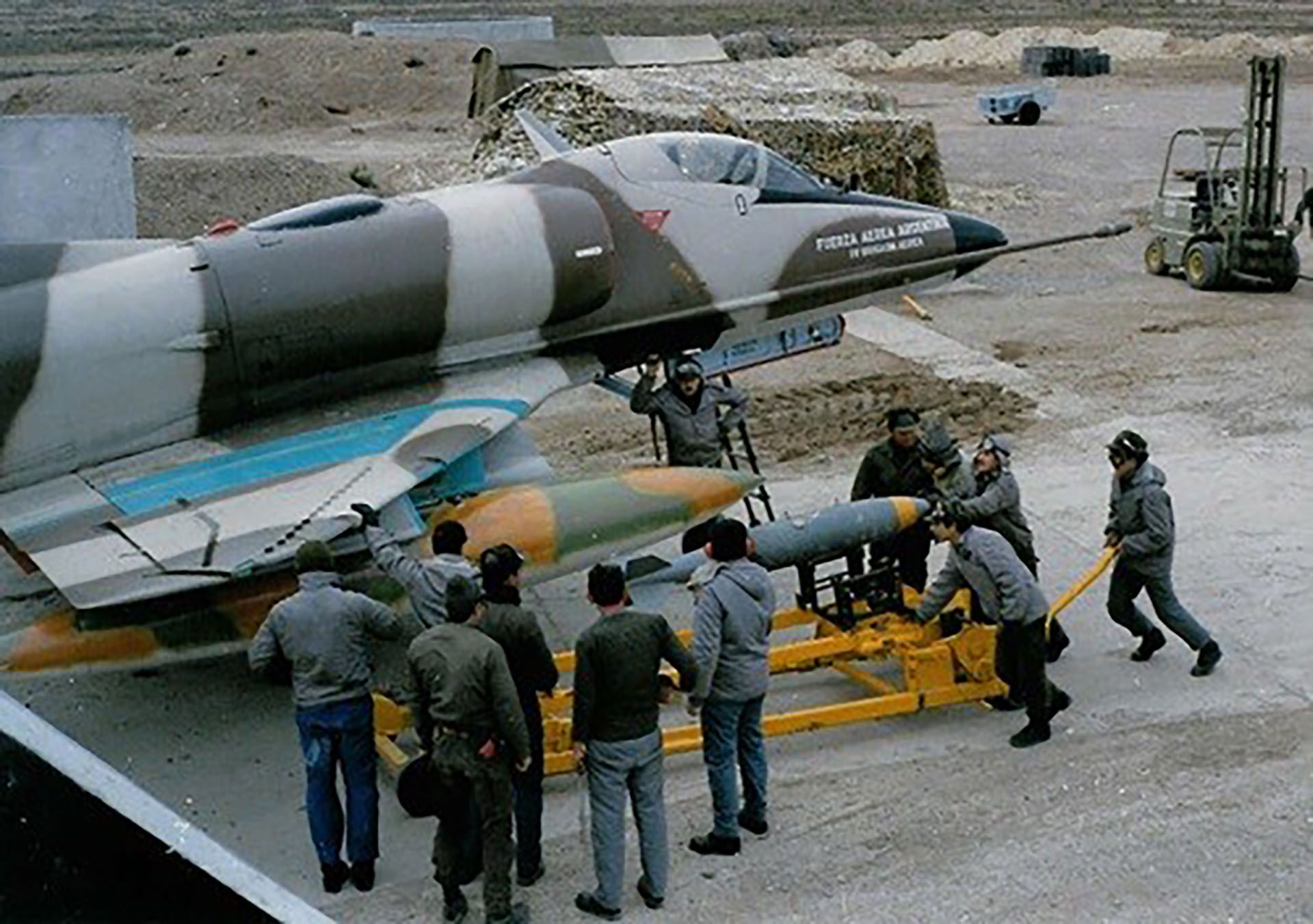 Los técnicos cargando las bombas de 250 kg en uno de los A4-C