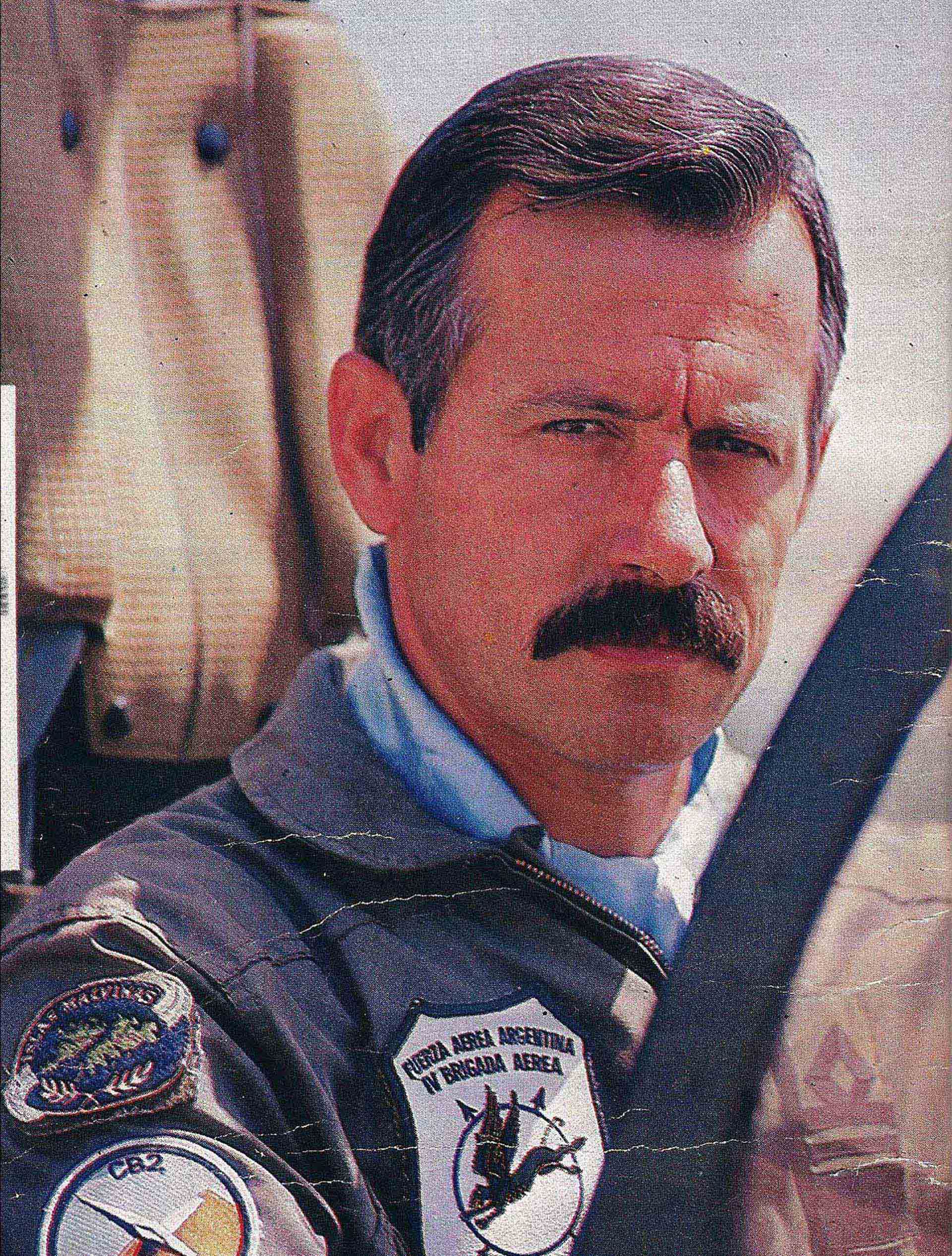 El piloto Ernesto Ureta fue el primero en ofrecerse como voluntario.