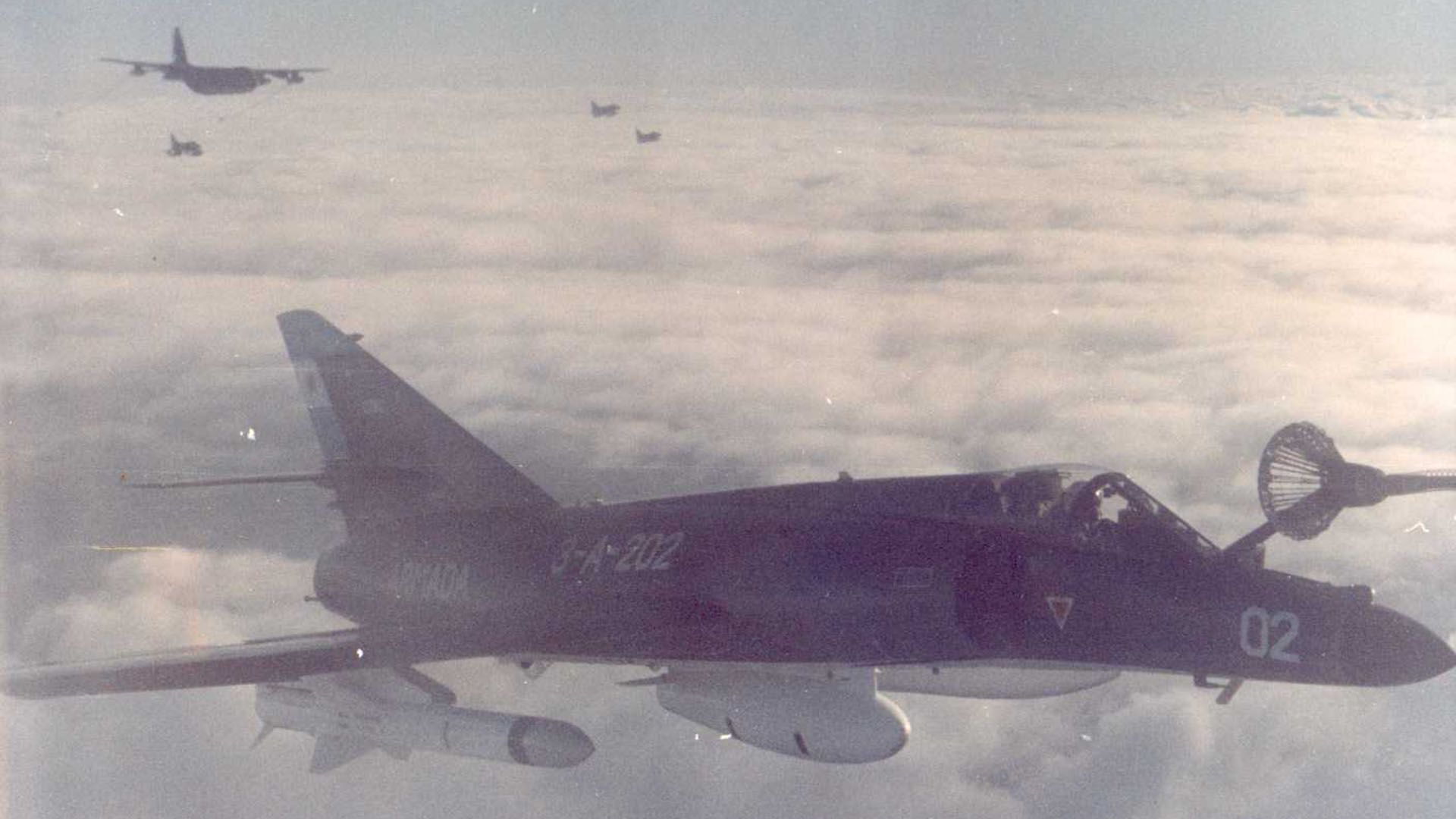 30 de mayo de 1982: el SUE de Francisco con el misil AM 39 se reabastece mientras los 4 Skyhawk se alternan de dos para cargar combustible.