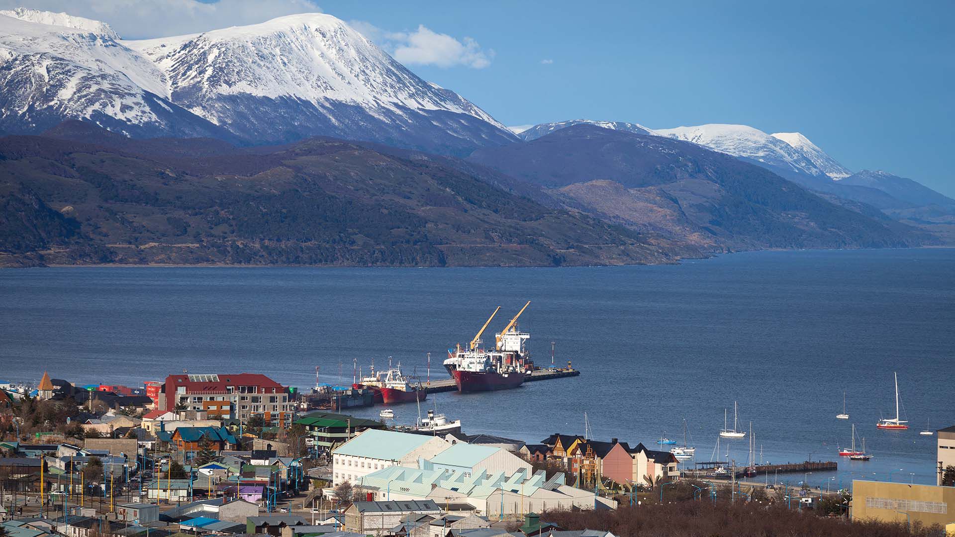 El puerto de Ushuaia fue dragado y ampliado para recibir a los cruceros que viajan hasta la Antártida (Shutterstock)