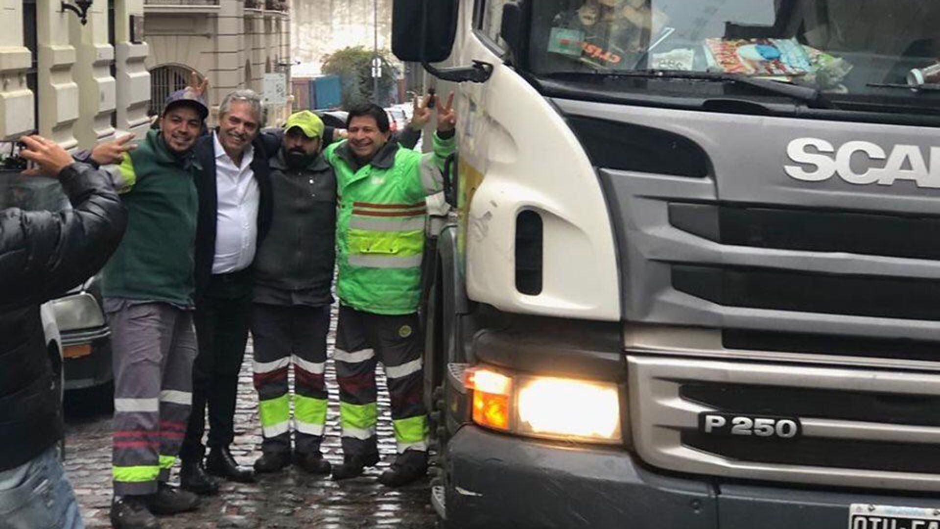 El fin de semana lluvioso Fernández posó con trabajadores porteños