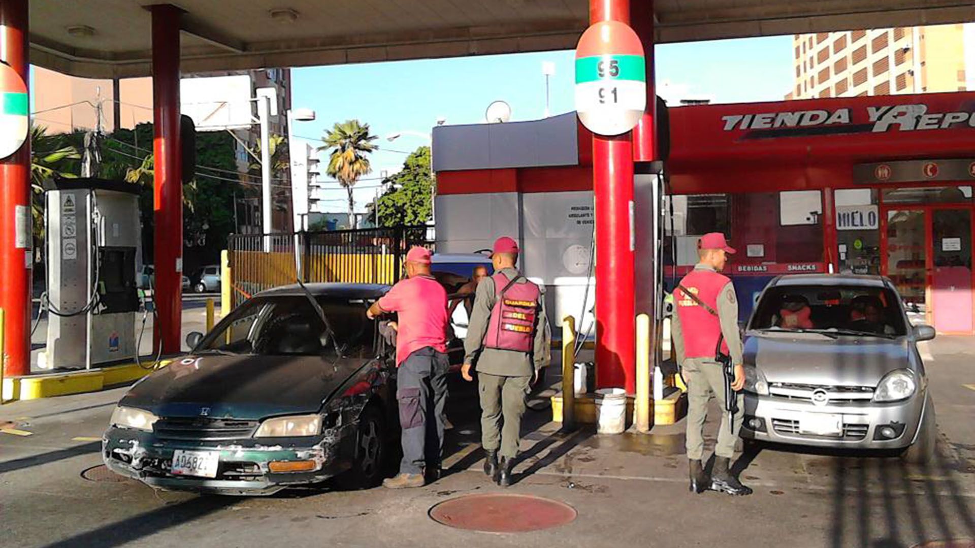 (@GNB_VargasGDP)La Guardia Nacional Bolivariana controla las gasolineras de Vargas