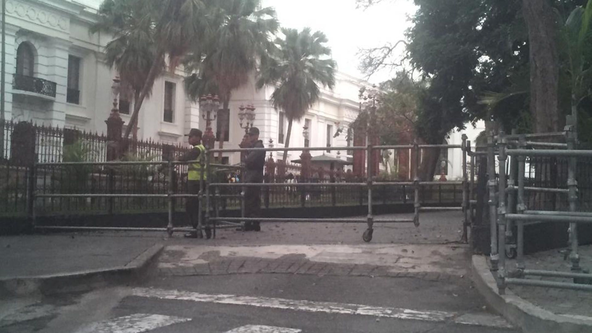 La Guardia Nacionla BOlivariana cerró el acceso al Parlamento (Twitter: @sumariumcom)