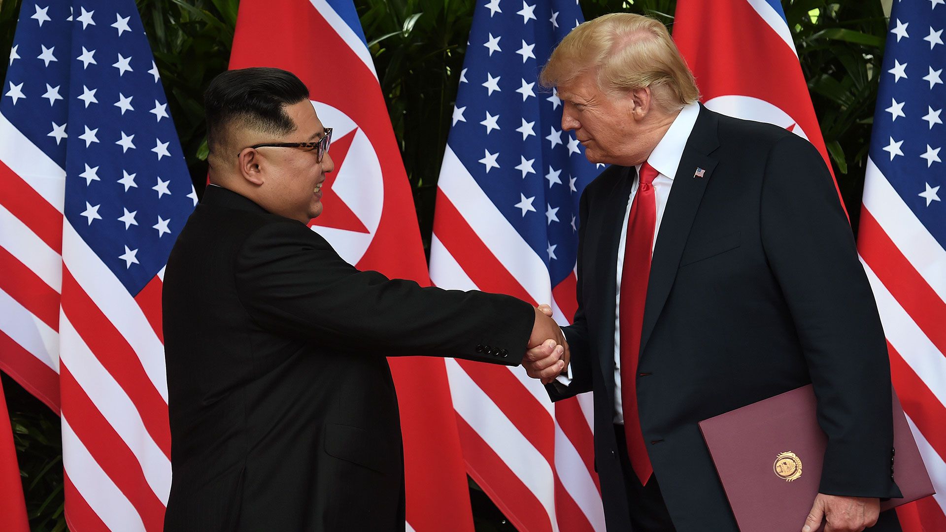 Kim Jong -un y Donald Trump en la cumbre de Singapur el 12 de junio de 2018 (Reuters)
