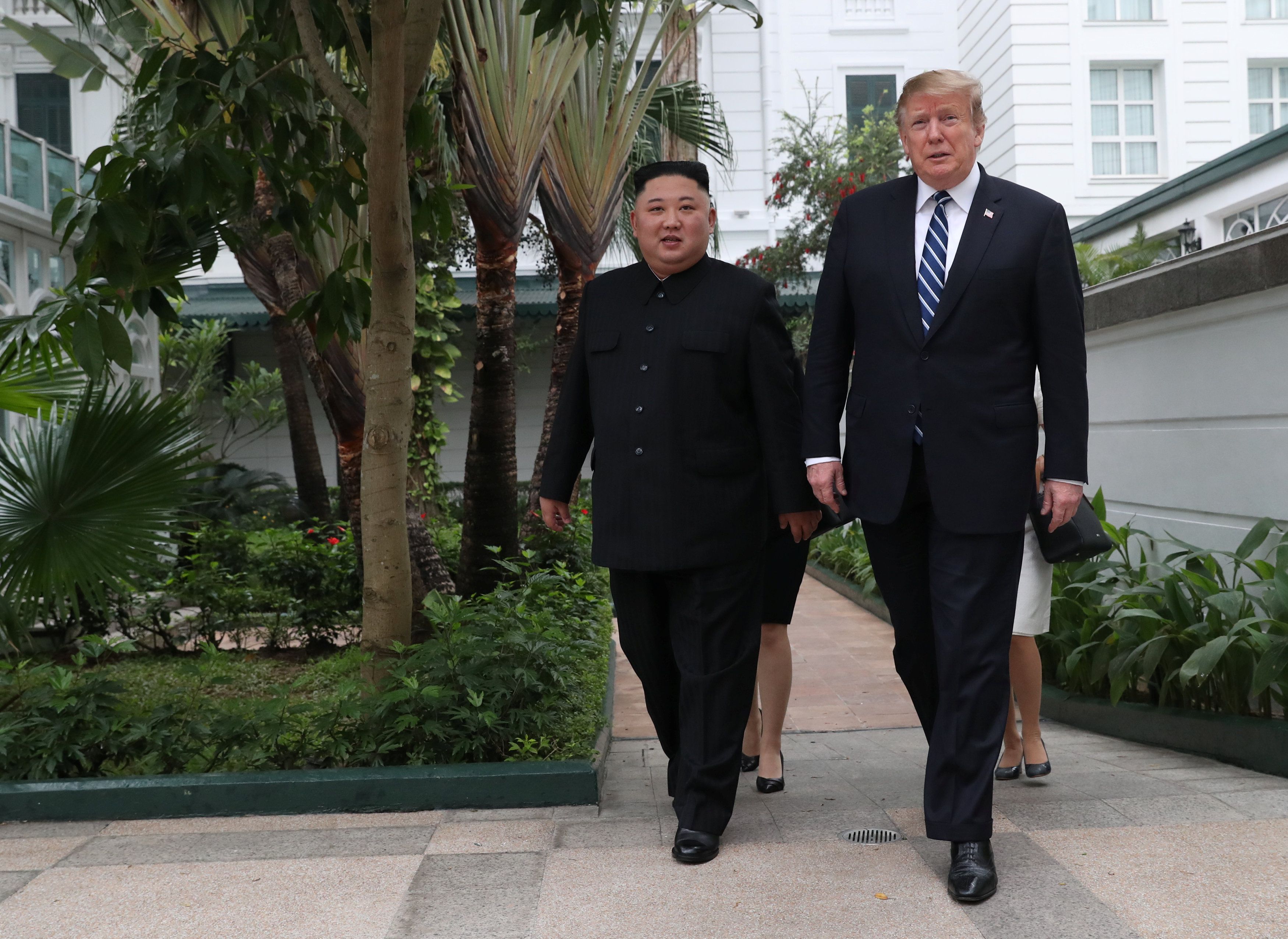 El líder norcoreano Kim Jong-un y el presidente de Estados Unidos Donald Trump caminan por el jardín del hotel Metropole durante la segunda cumbre entre Corea del Norte y Estados Unidos en Hanoi, Vietnam, el 28 de febrero de 2019 (REUTERS/Leah Millis)