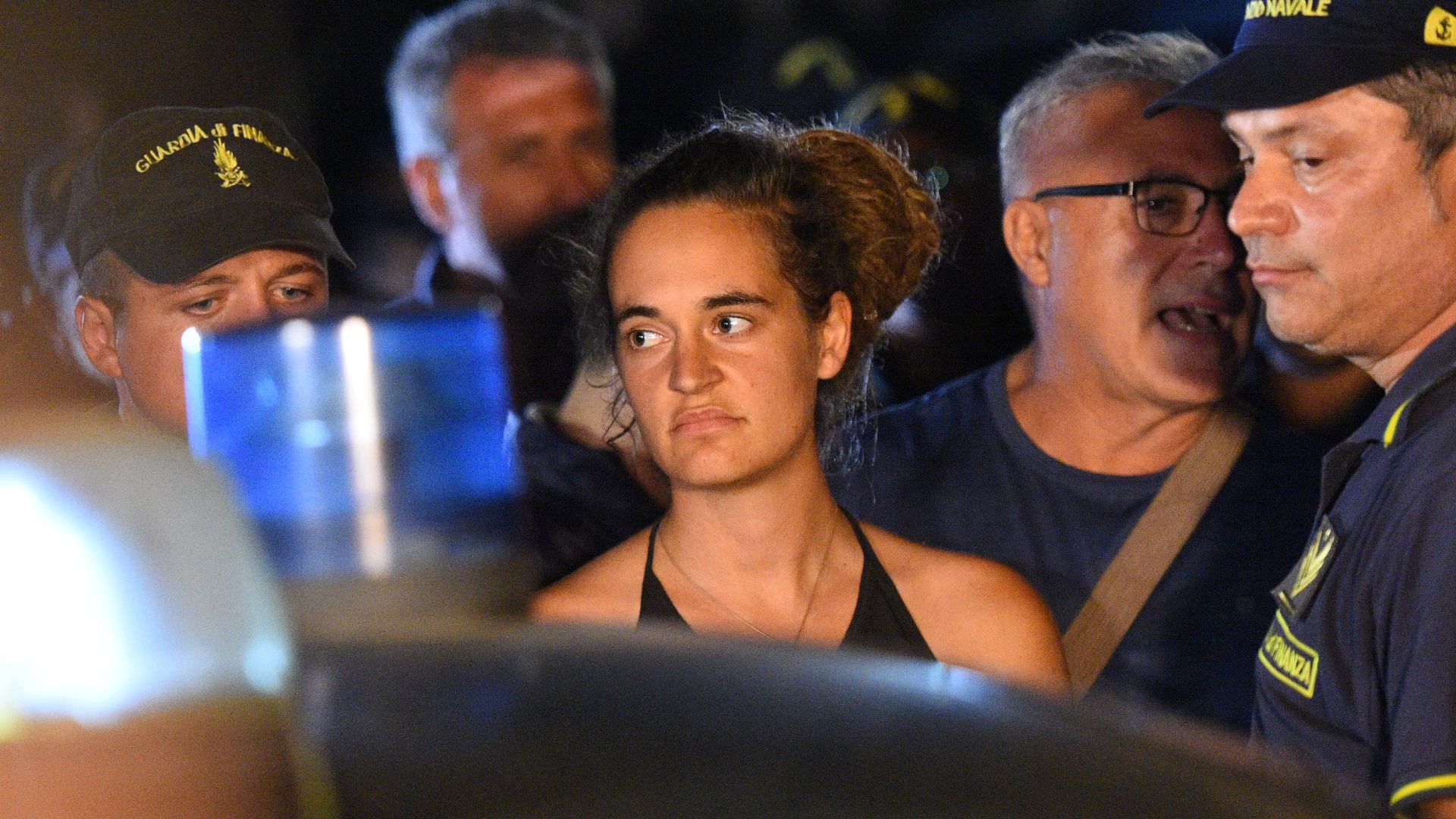 Carola Rackete mientas era detenida por la policía. (Reuters)