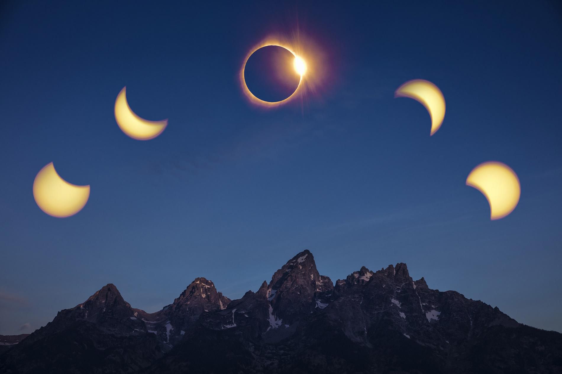 Una imagen compilada de las fases del eclipse sobre la cordillera Tetón. Nota del editor: Esta imagen está integrada por dos fotografías, una de exposición múltiple del eclipse y otra de Tetón (KEN GEIGER)