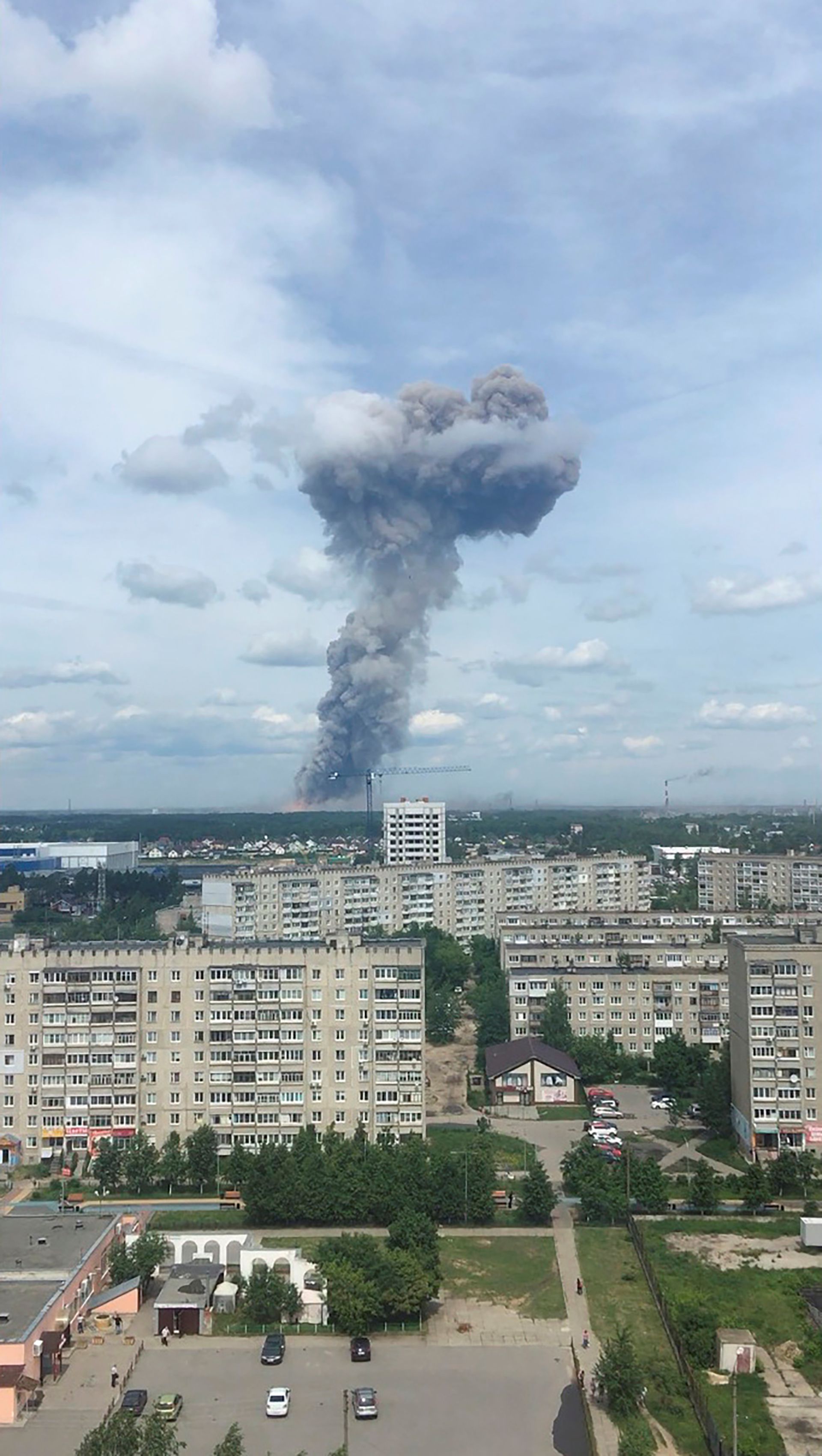 En la imagen se aprecia el humo que emana el incendio que se produjo tras las explosiones en la fábrica militar Kristall en Dzerzhinsk, Nizhny Novgorod (Reuters)
