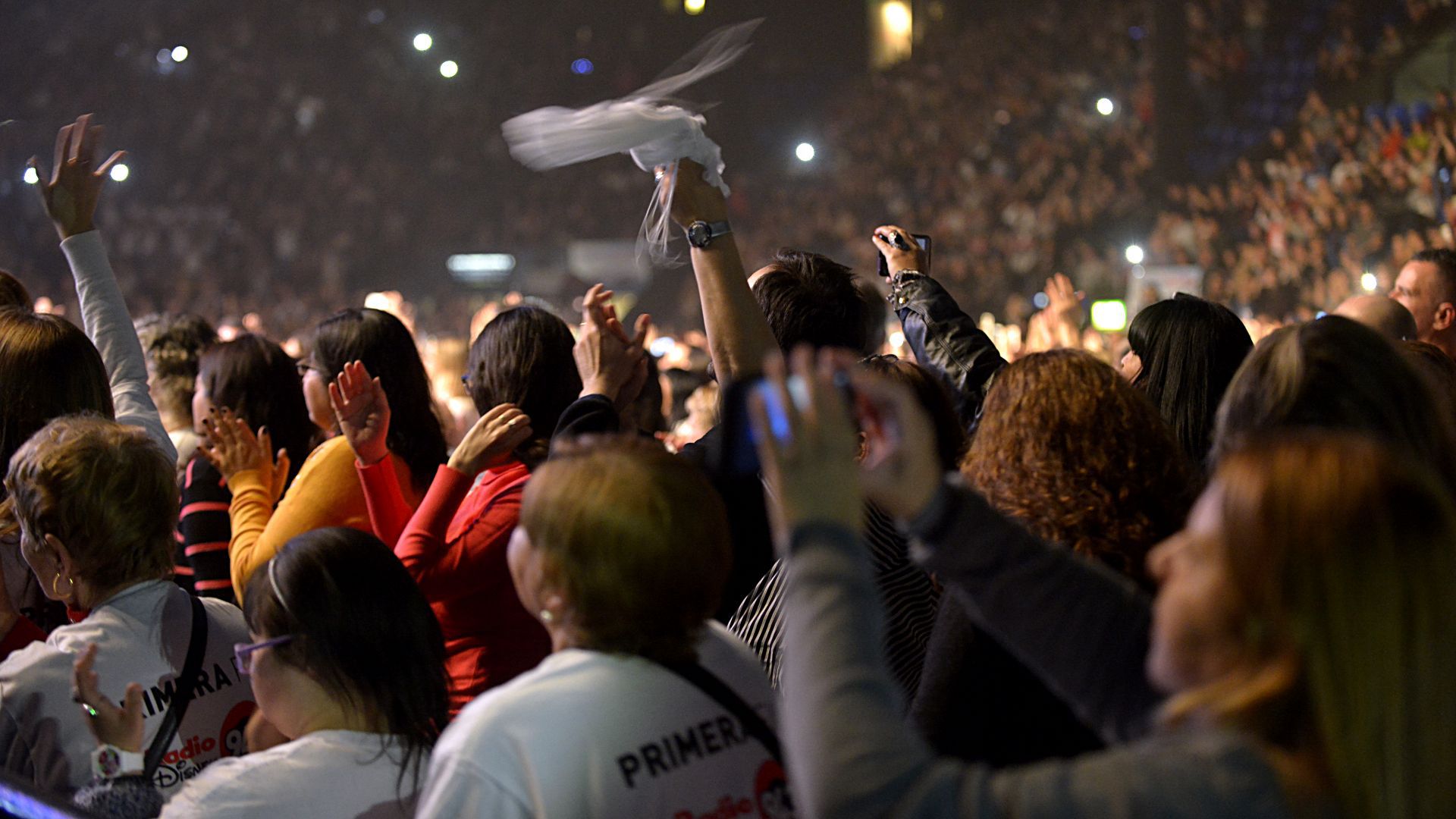 Nos volveremos a ver… Las fans saludaron con una ovación a Ricardo Montaner, luego de un recital inolvidable (Fotos: Gustavo Gavotti)