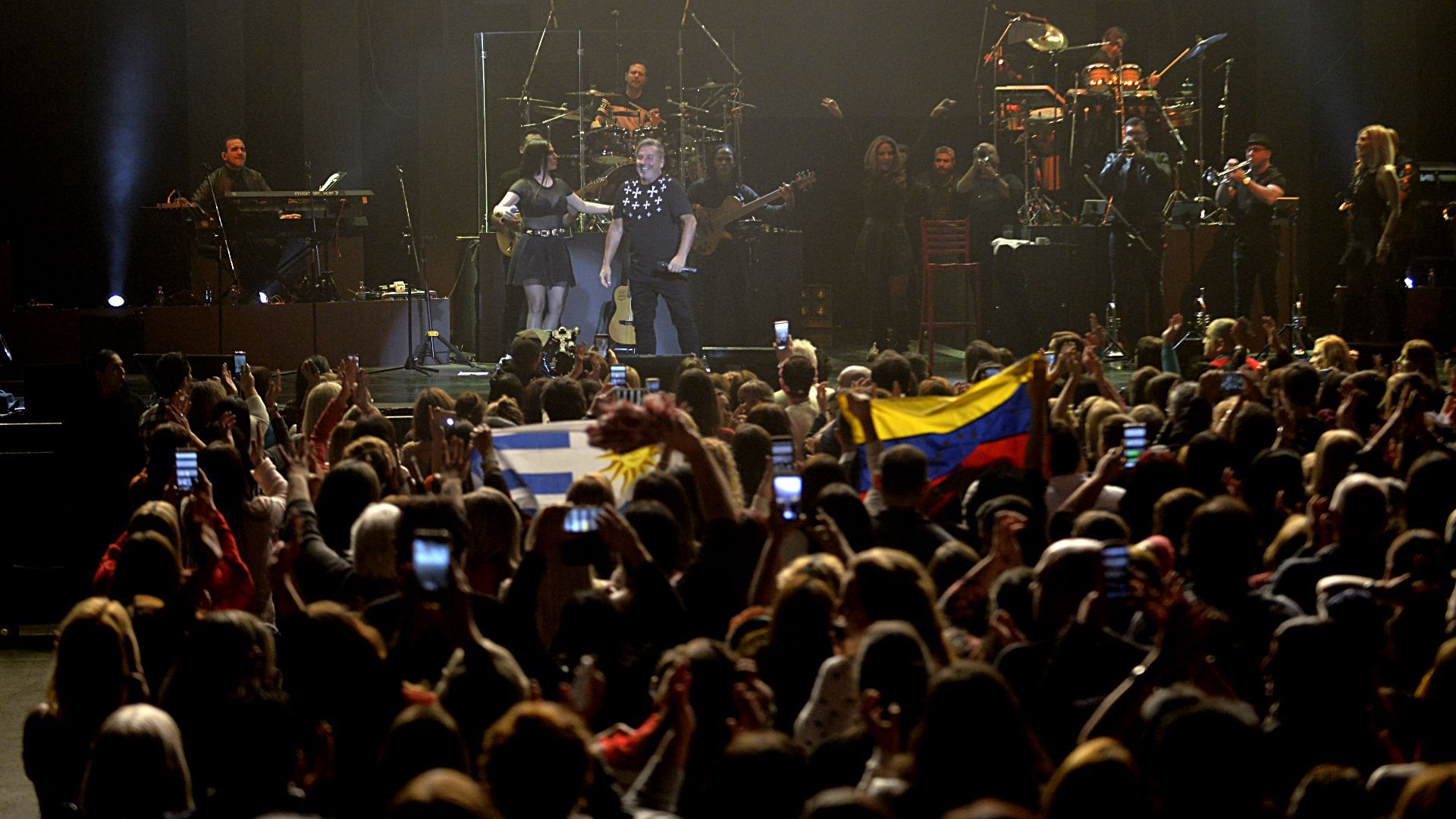Entre el público, banderas argentinas, venezolanas y hasta uruguayas. Montaner nació en Valentín Alsina, formó su familia en Caracas, vive en Miami; es un poquito de todas partes, y de todos