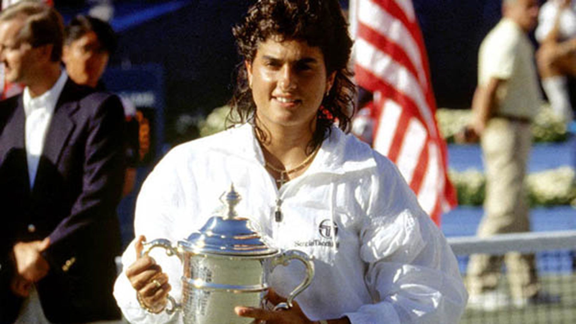 Gabriela Sabatini con el trofeo del US Open que ganó en 1990