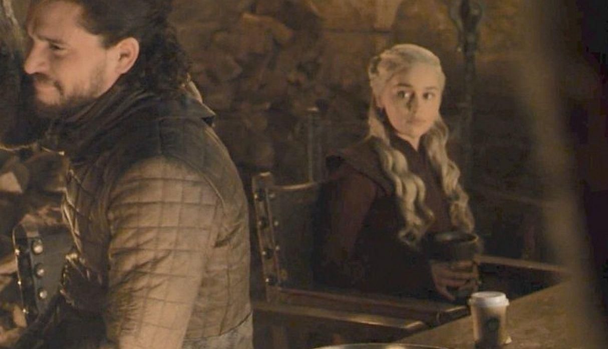 El insólito y polémico vaso apareció junto a Daenerys Targaryen en el episodio “The Last of the Starks”, cuando celebraron la victoria de la Batalla de Invernalia (Foto: HBO)