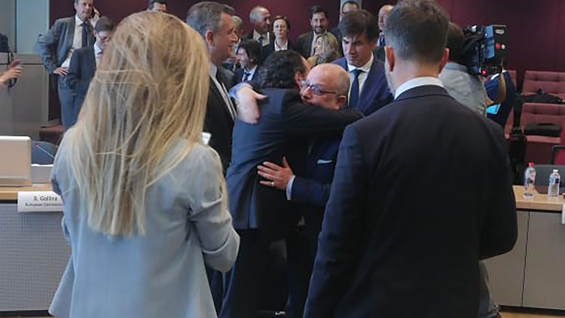 Jorge Faurie y Dante Sica se abrazan tras sellar el acuerdo